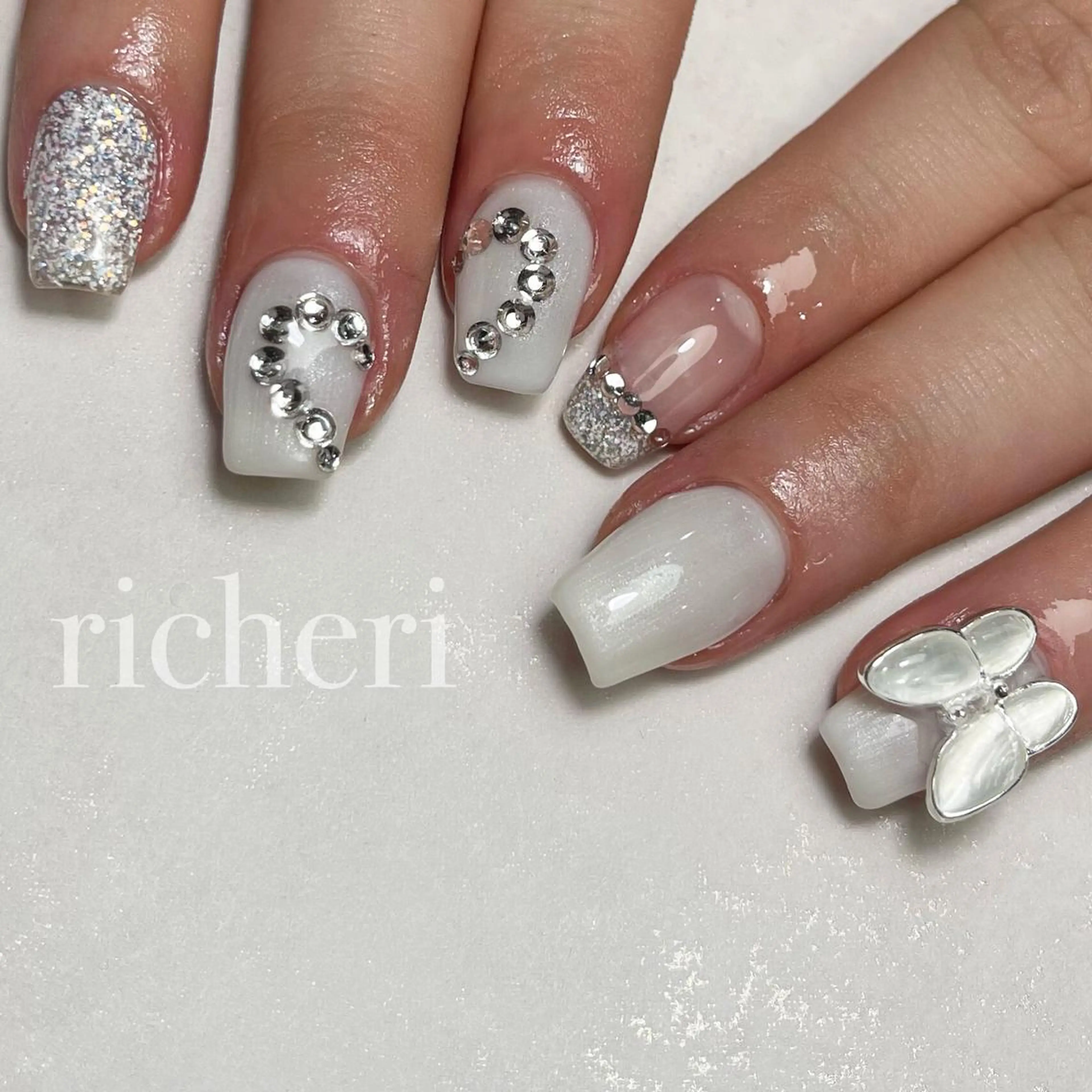 ミディアム ネイル 韓国風ヘア アートネイル チークネイル フラッシュネイル フレンチネイル ハンドネイル richeri beautyのエステ・リラクイメージ