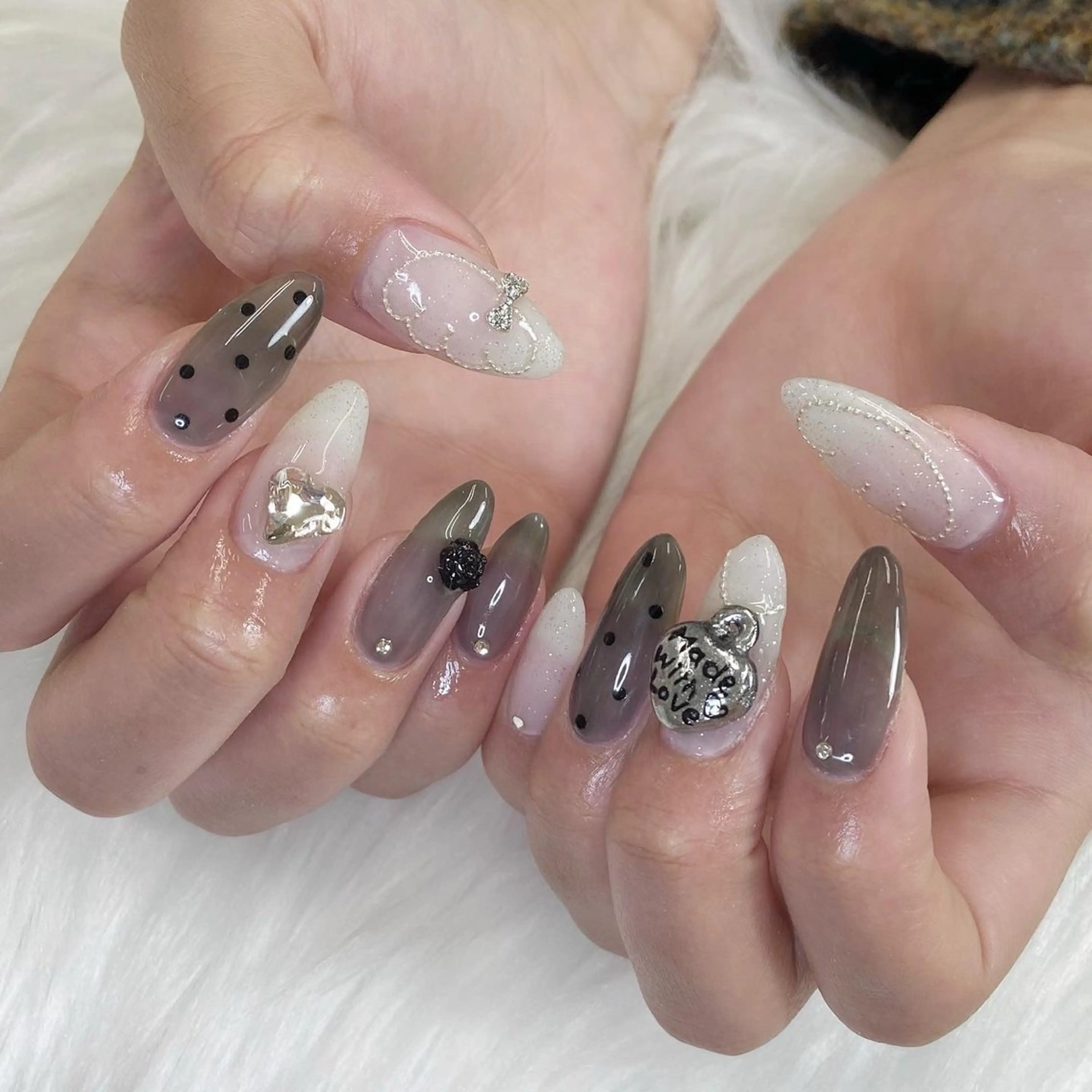 ネイル アートネイル ドット ガーリー キラキラネイル 韓国ネイル Kanako 💫のネイルデザイン