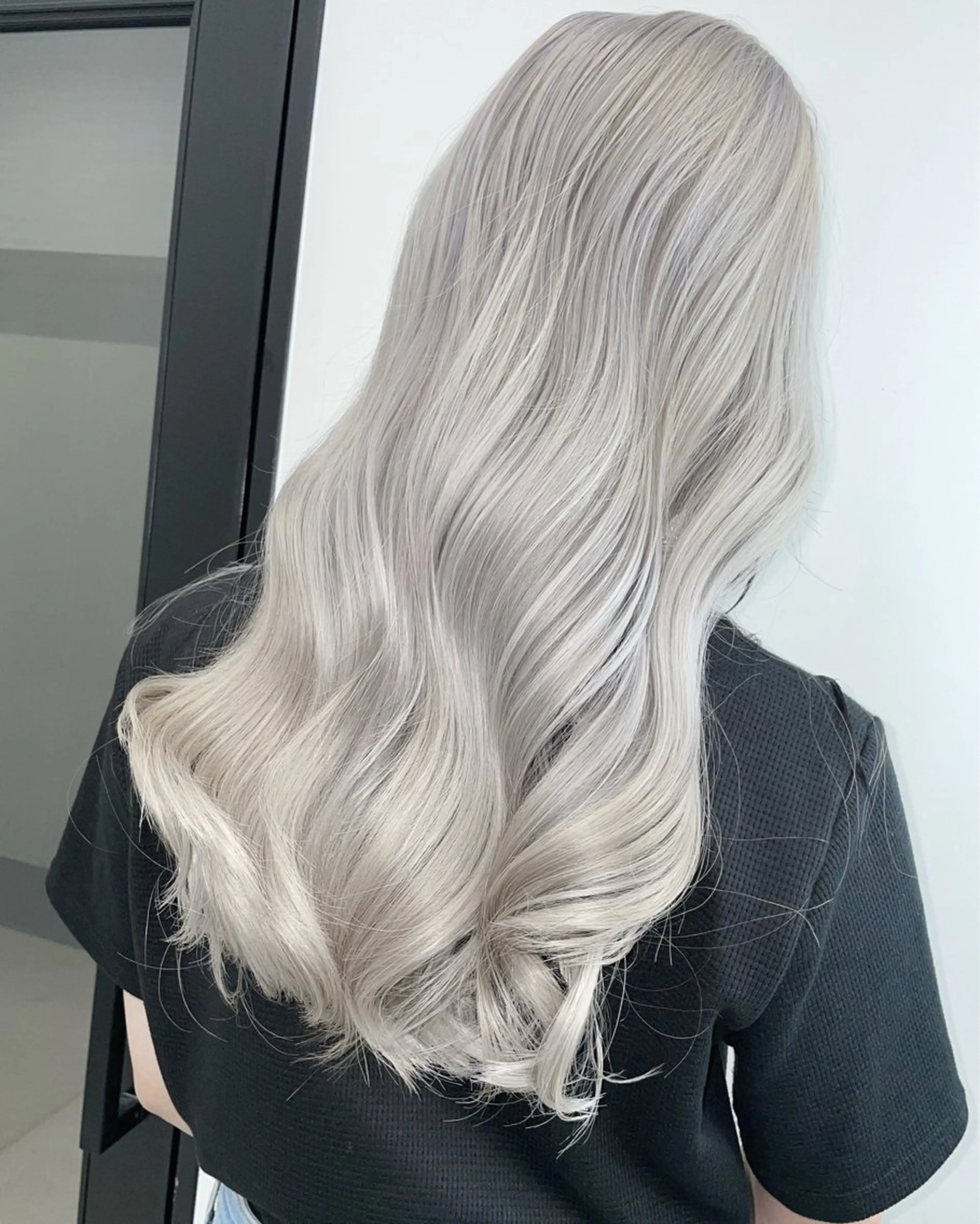 カラー ブリーチ 透明感カラー ハイトーンカラー シルバー ホワイトシルバー ヘアカラー 田中 莉香のヘアスタイル