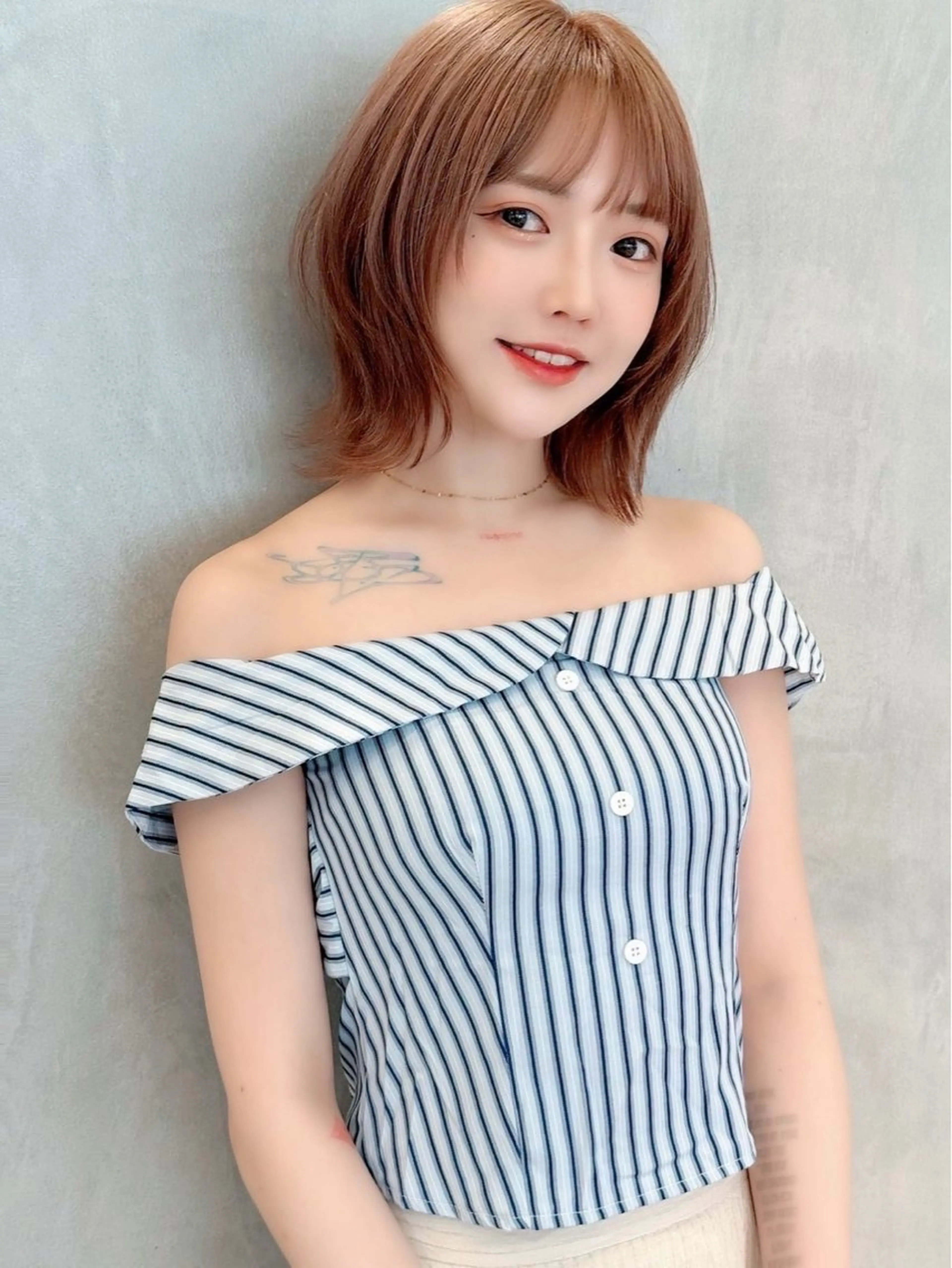 ミディアム カラー ショート レイヤー ロンド　エメのヘアスタイル