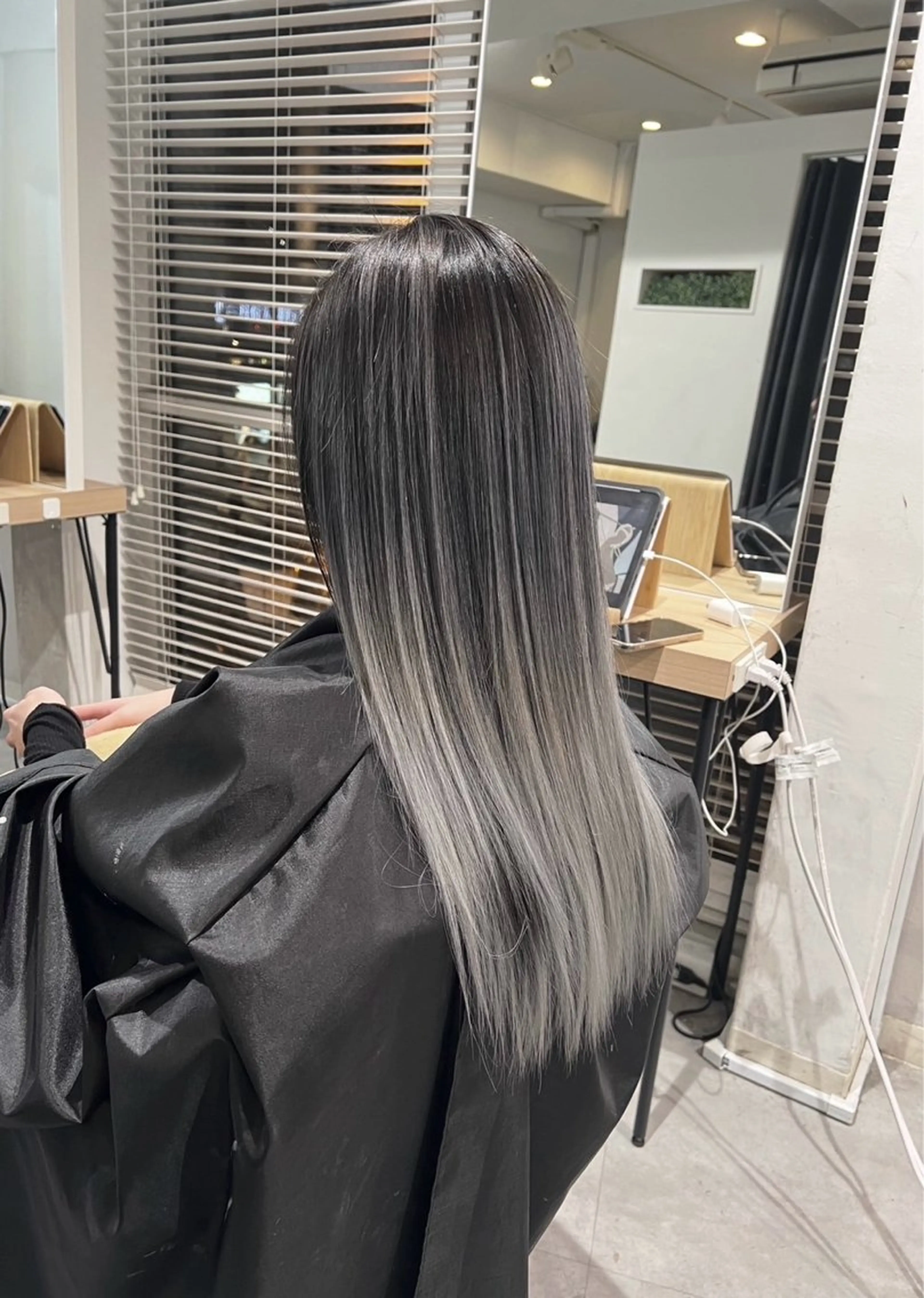 セミロング カラー バレイヤージュ シルバー ホワイトシルバー レイヤーカット ヘアカラー トリートメント ROBIN所属・指名数No.1 /NAOYAのヘアスタイル