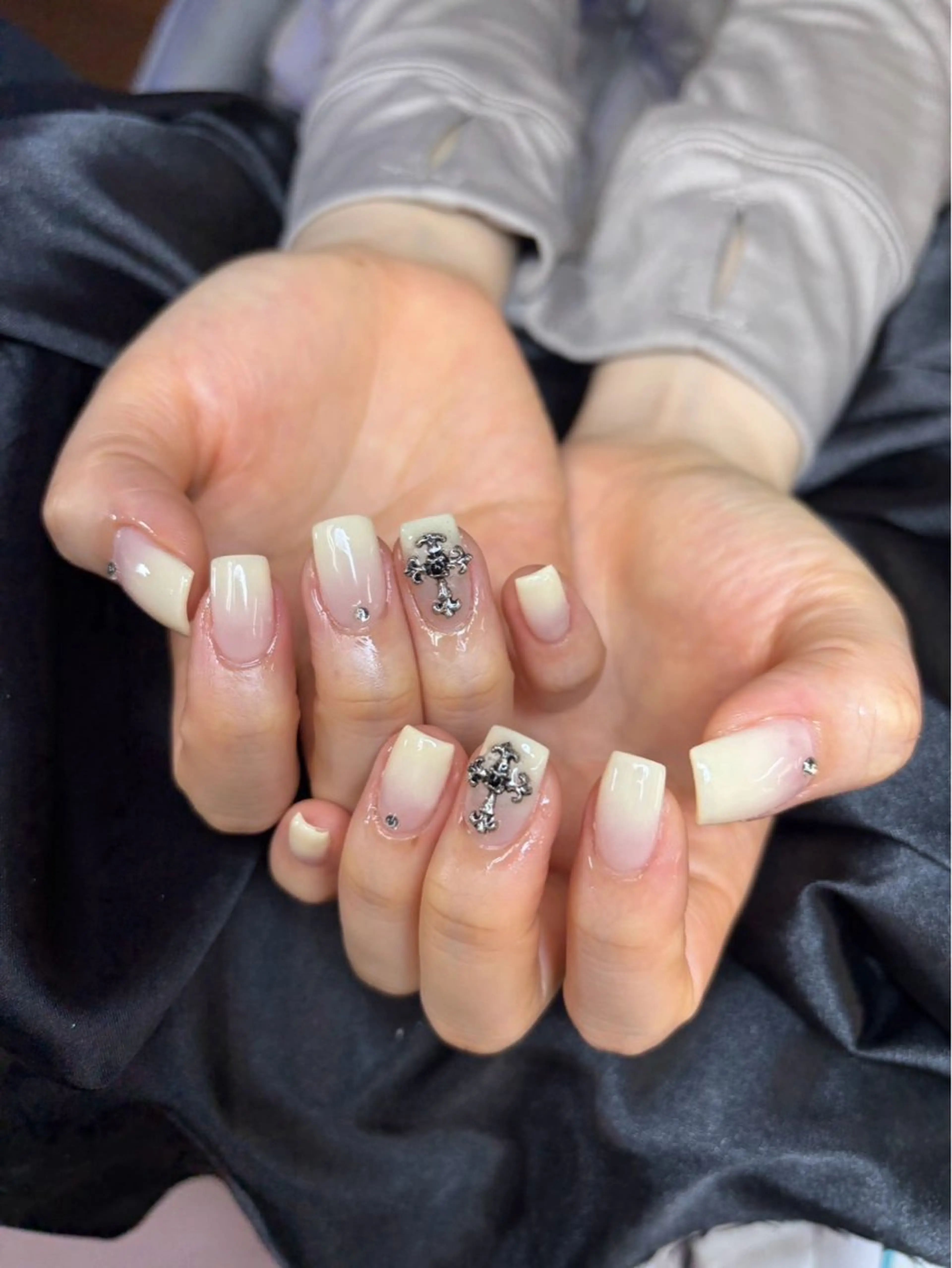 ネイル チークネイル 長さ出し フットネイル ジェルネイル 卒業式 𝓐𝓷𝓻𝓲 XiinhNailのネイルデザイン