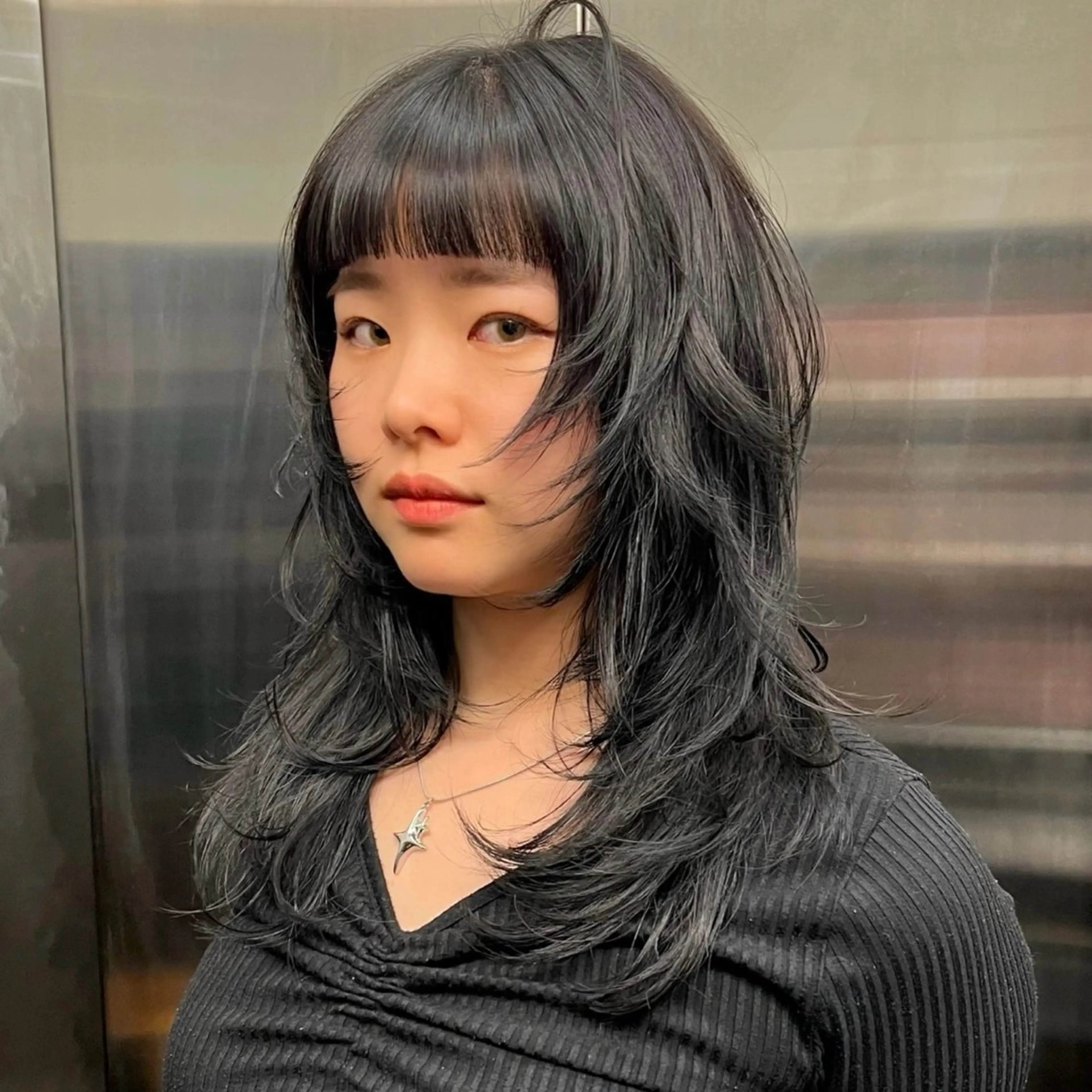 ミディアム カット ウルフ/レイヤー/ ブリーチカラーのヘアスタイル