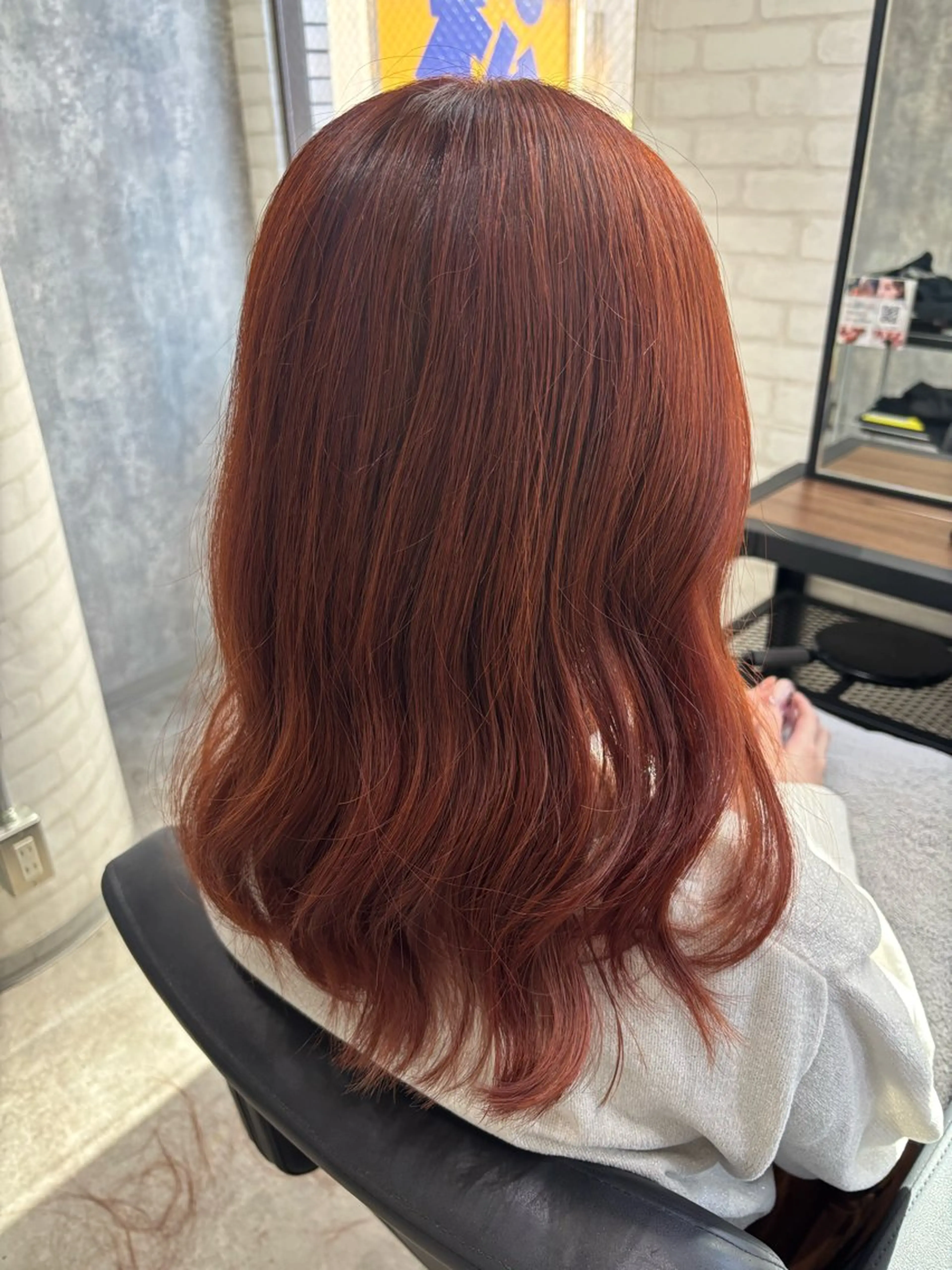 セミロング カラー オレンジ レッドカラー カット ヘアカラー 詩乃🎀ピンク 暖色系🫧レイヤーのヘアスタイル