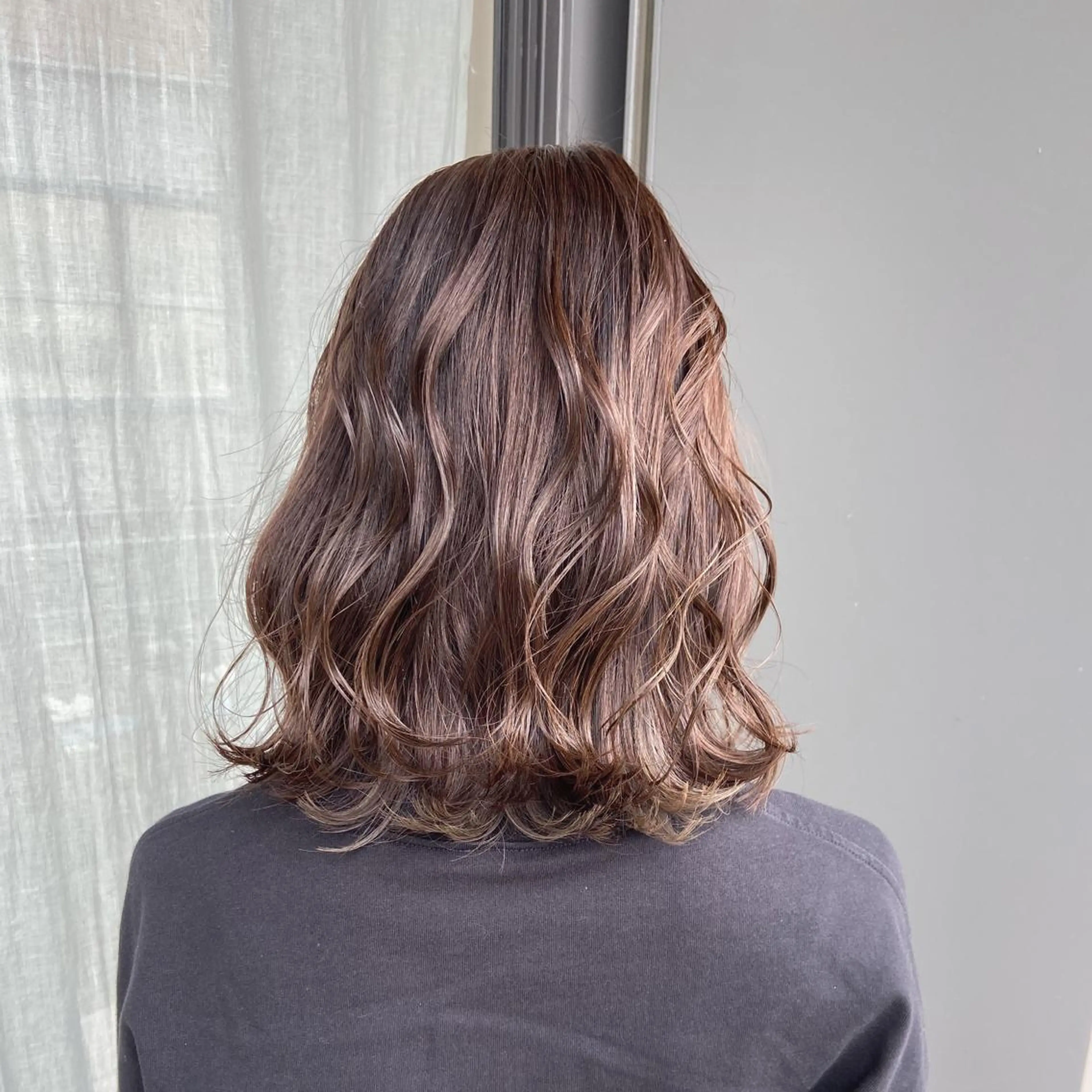 ミディアム 峯 志帆のヘアスタイル