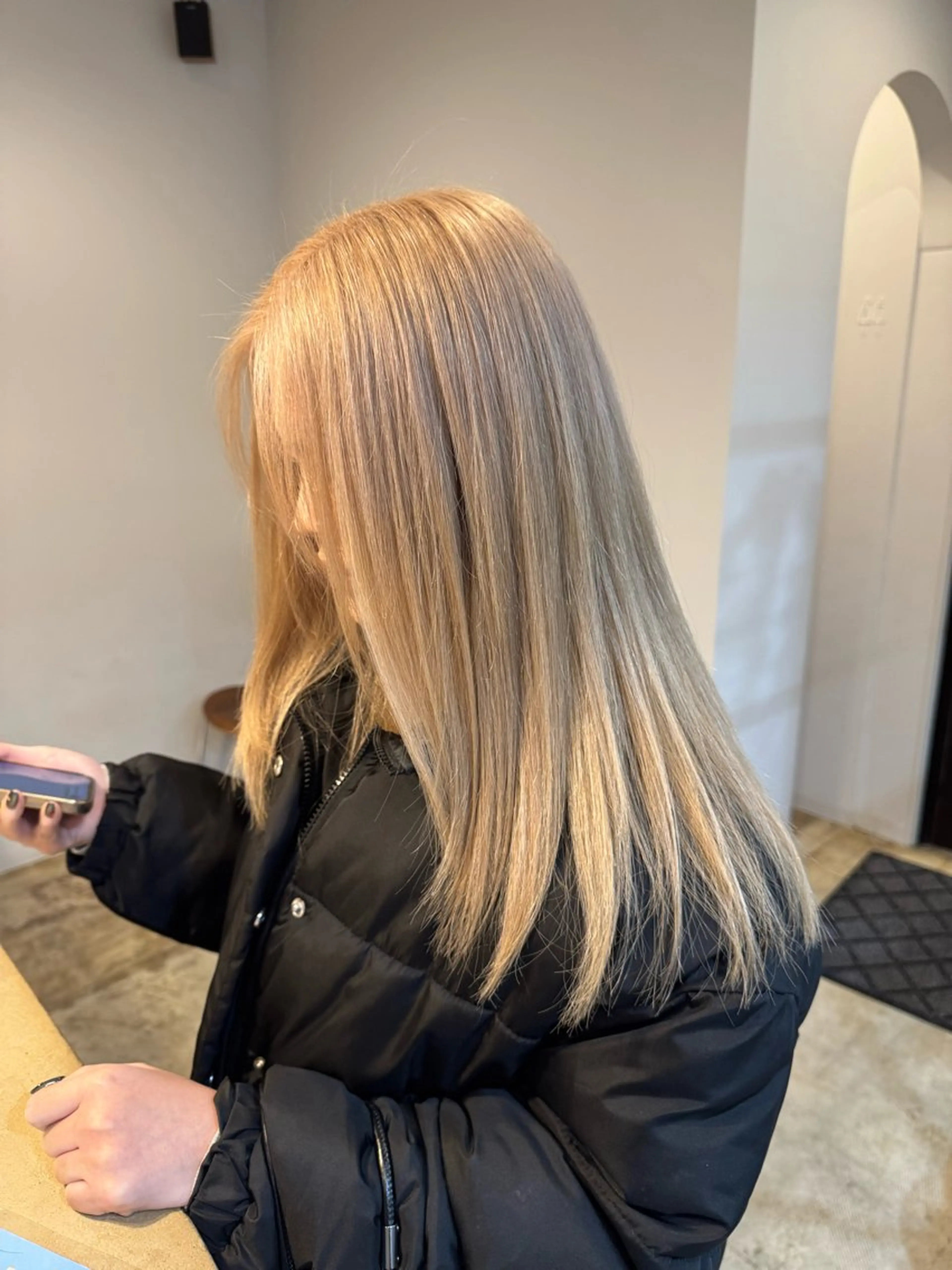 セミロング カラー ブリーチ シルバー ホワイトシルバー カット ヘアカラー トリートメント 咲良 / allum 鈴鹿のヘアスタイル