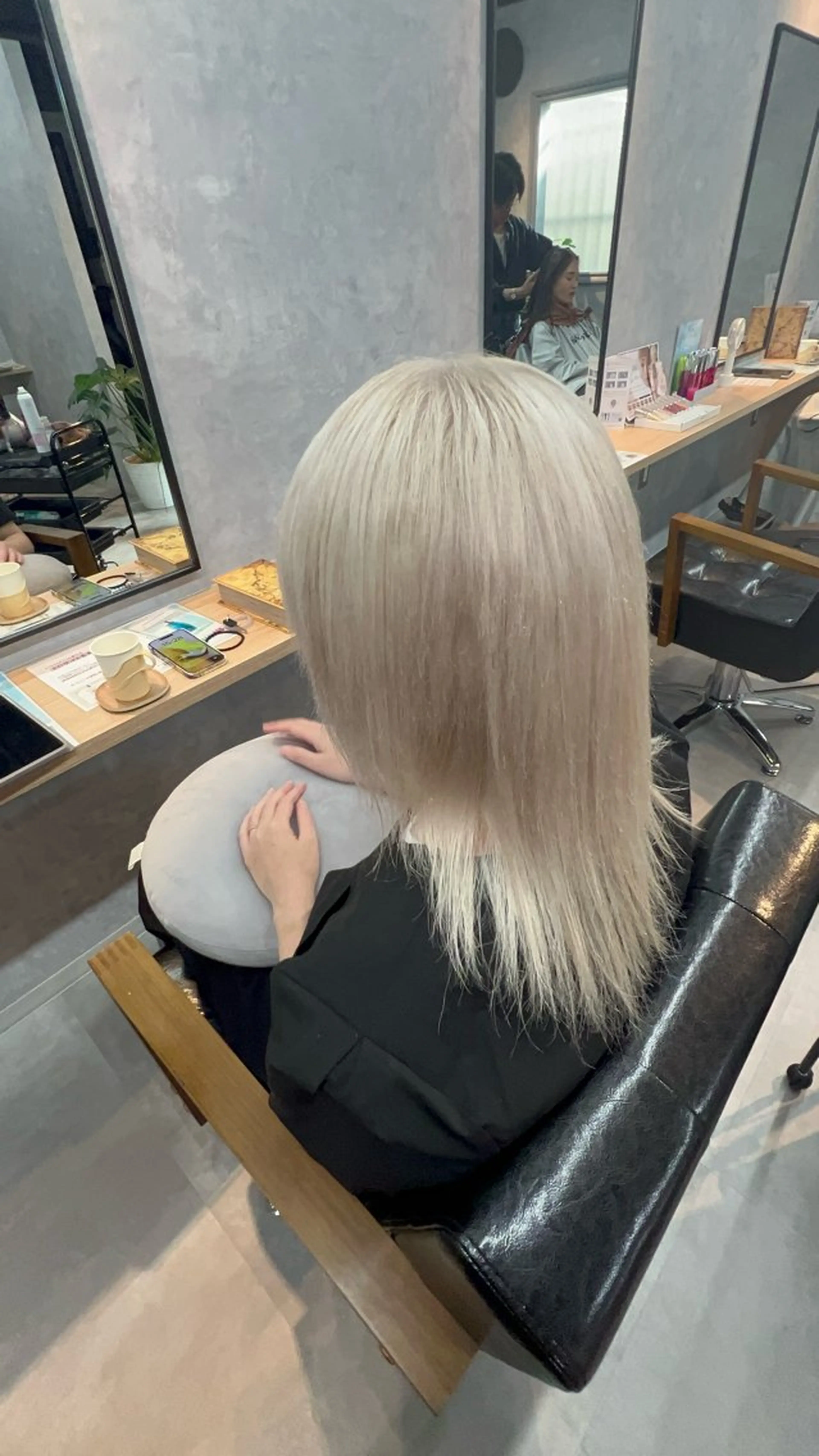 ミディアム ヘアカラー motoトップカラー リスト/ブリーチカラのヘアスタイル