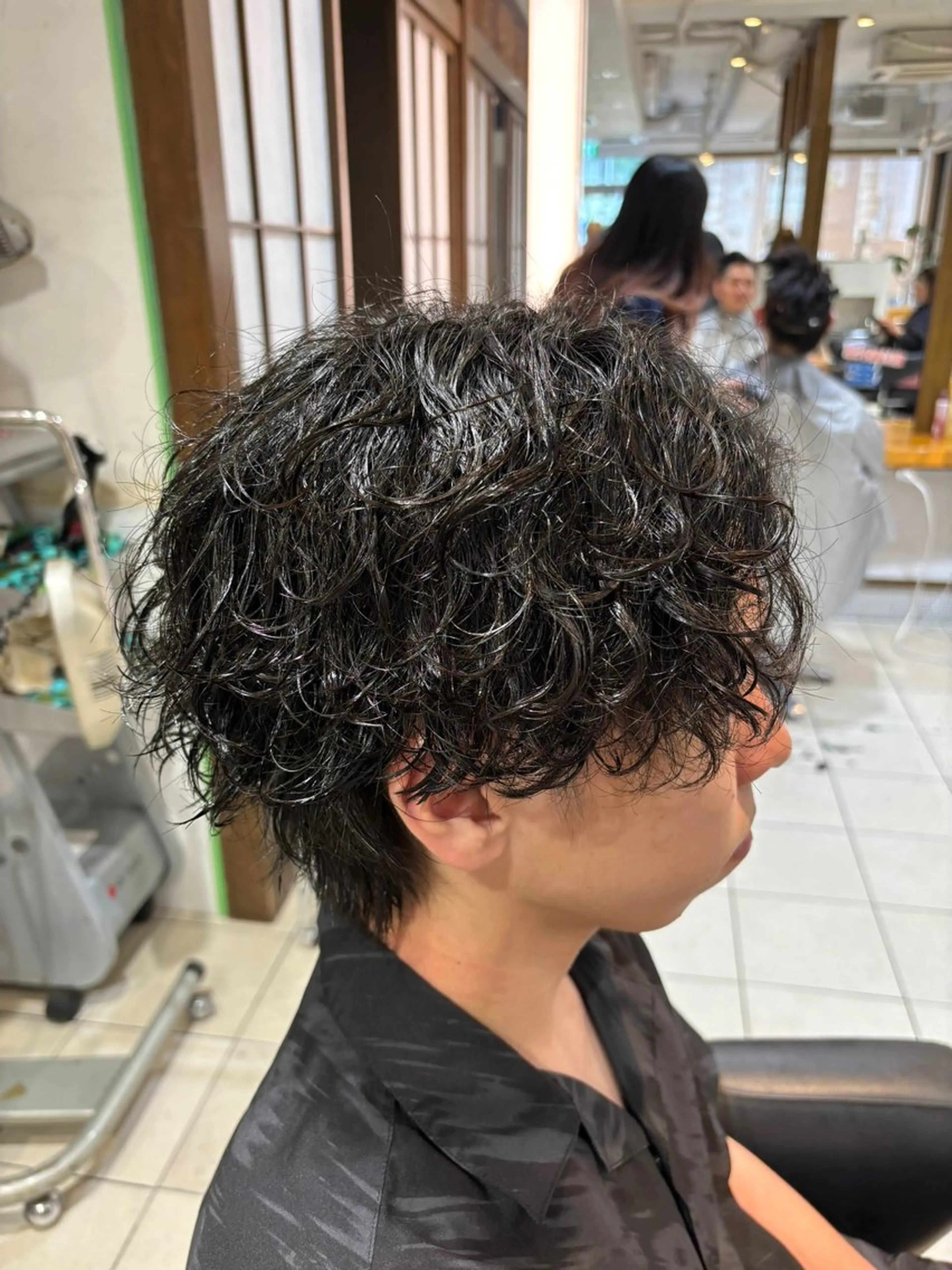 ショート パーマ メンズ メンズパーマ 波巻きパーマ 塩崎 絢世のヘアスタイル