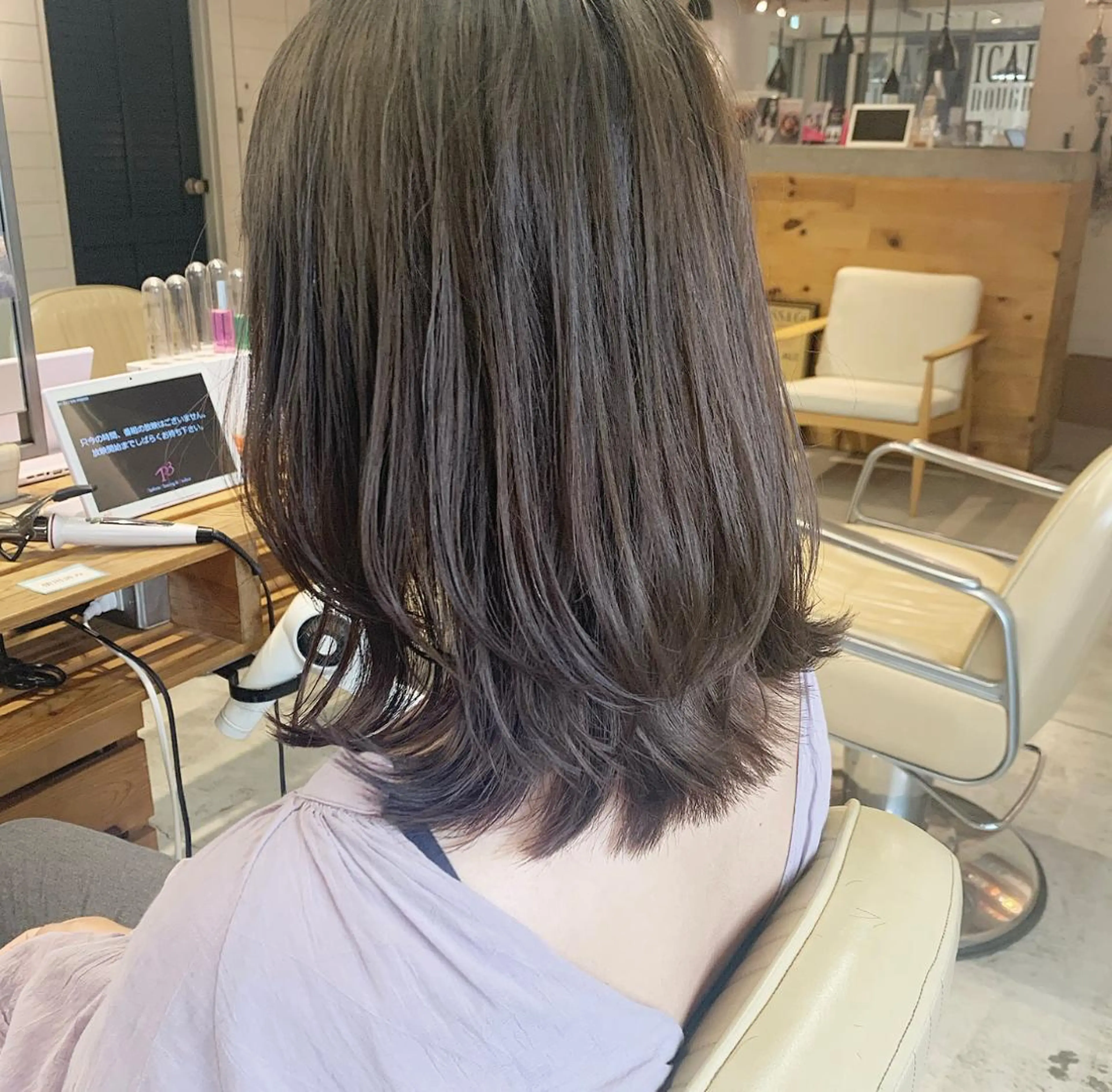 ミディアム カラー グレージュ レイヤーカット iLi所属・iLi 《イリ》のヘアスタイル