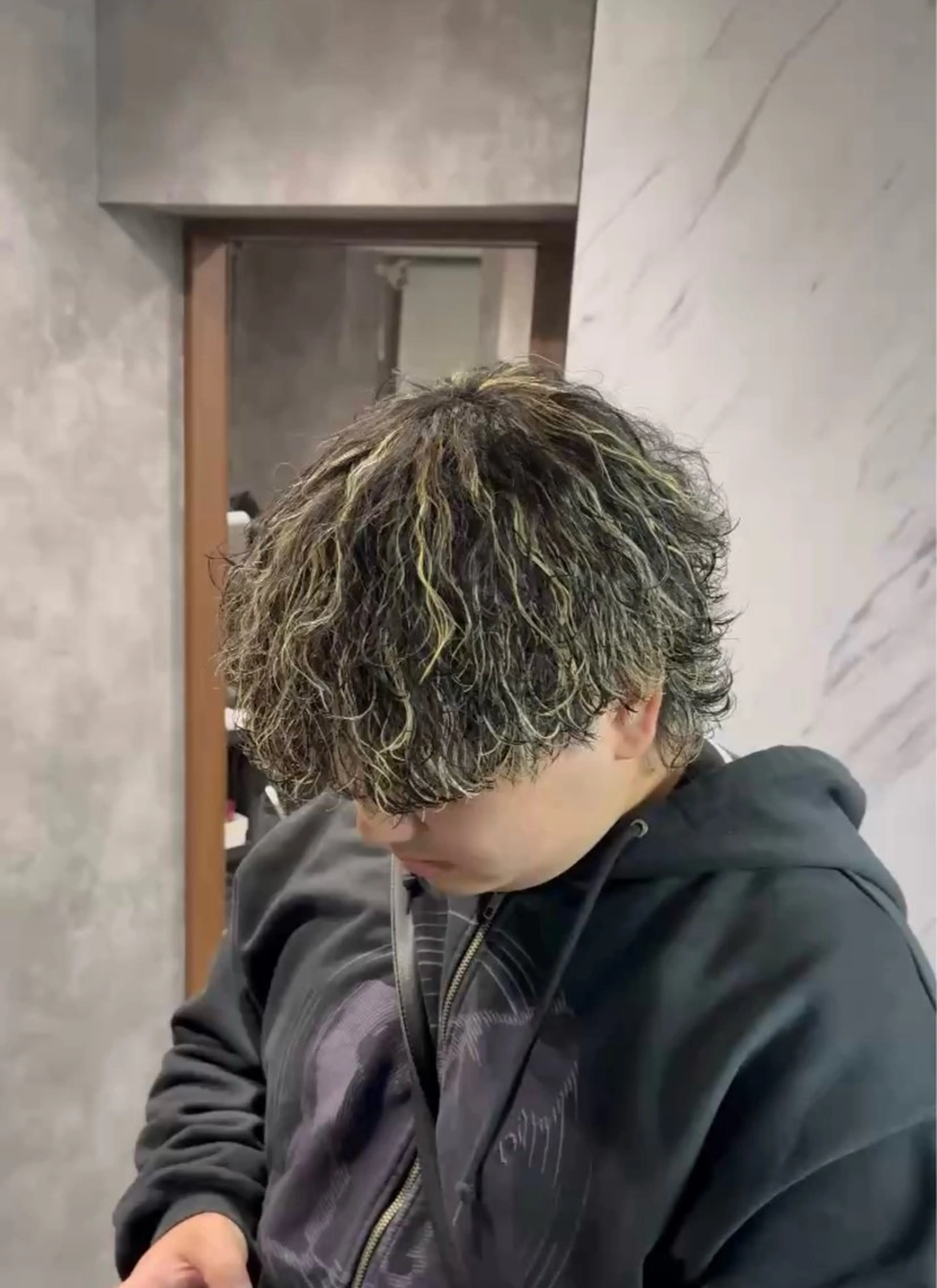 ミディアム メンズ カット ヘアカラー パーマ パーマ特化美容師🔥 フジモト ライのヘアスタイル