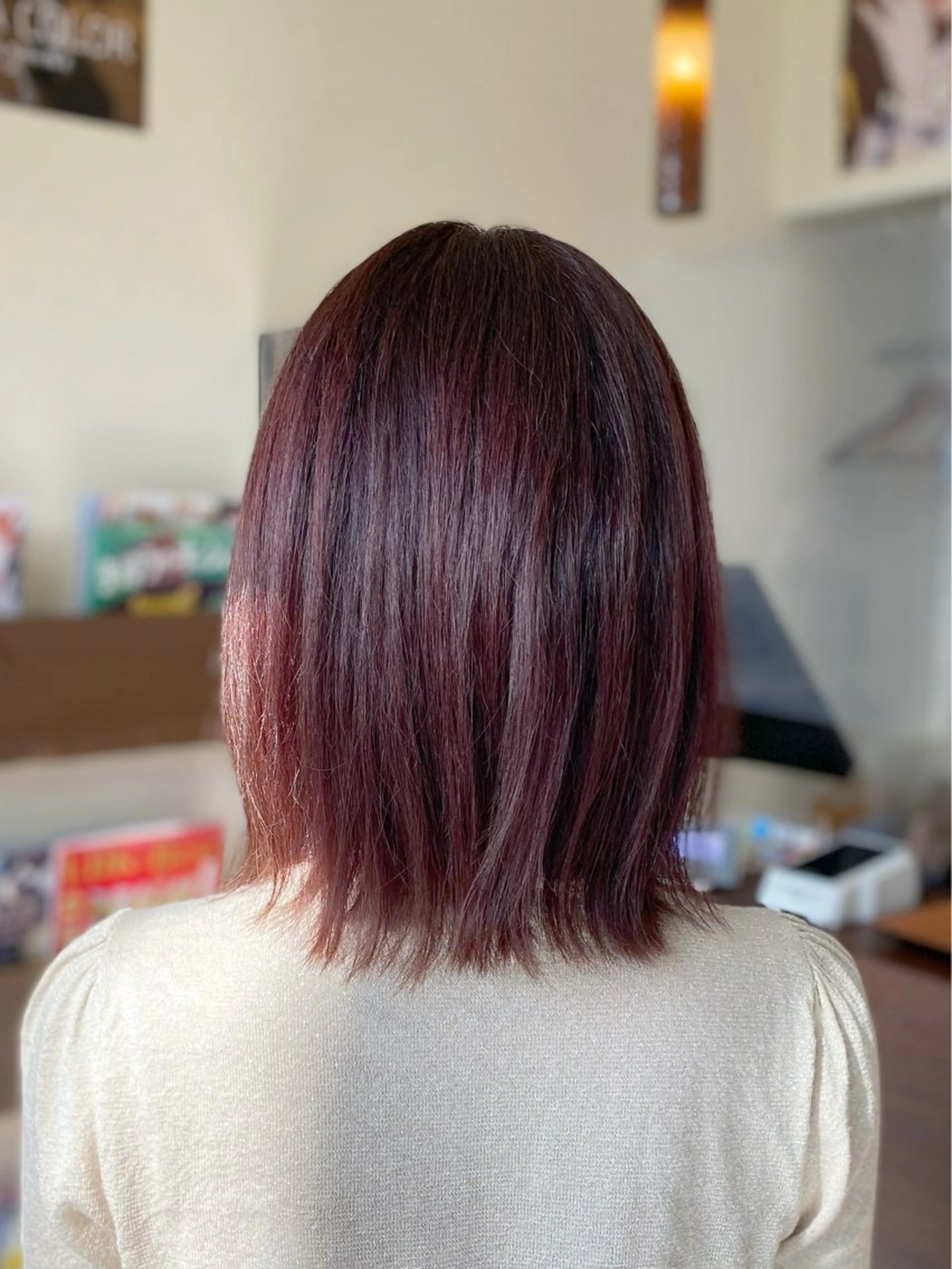 ミディアム カラー ボルドーカラー ボブ 外ハネヘア カット ヘアカラー トリートメント Aphrodite 横手 亜紀のヘアスタイル