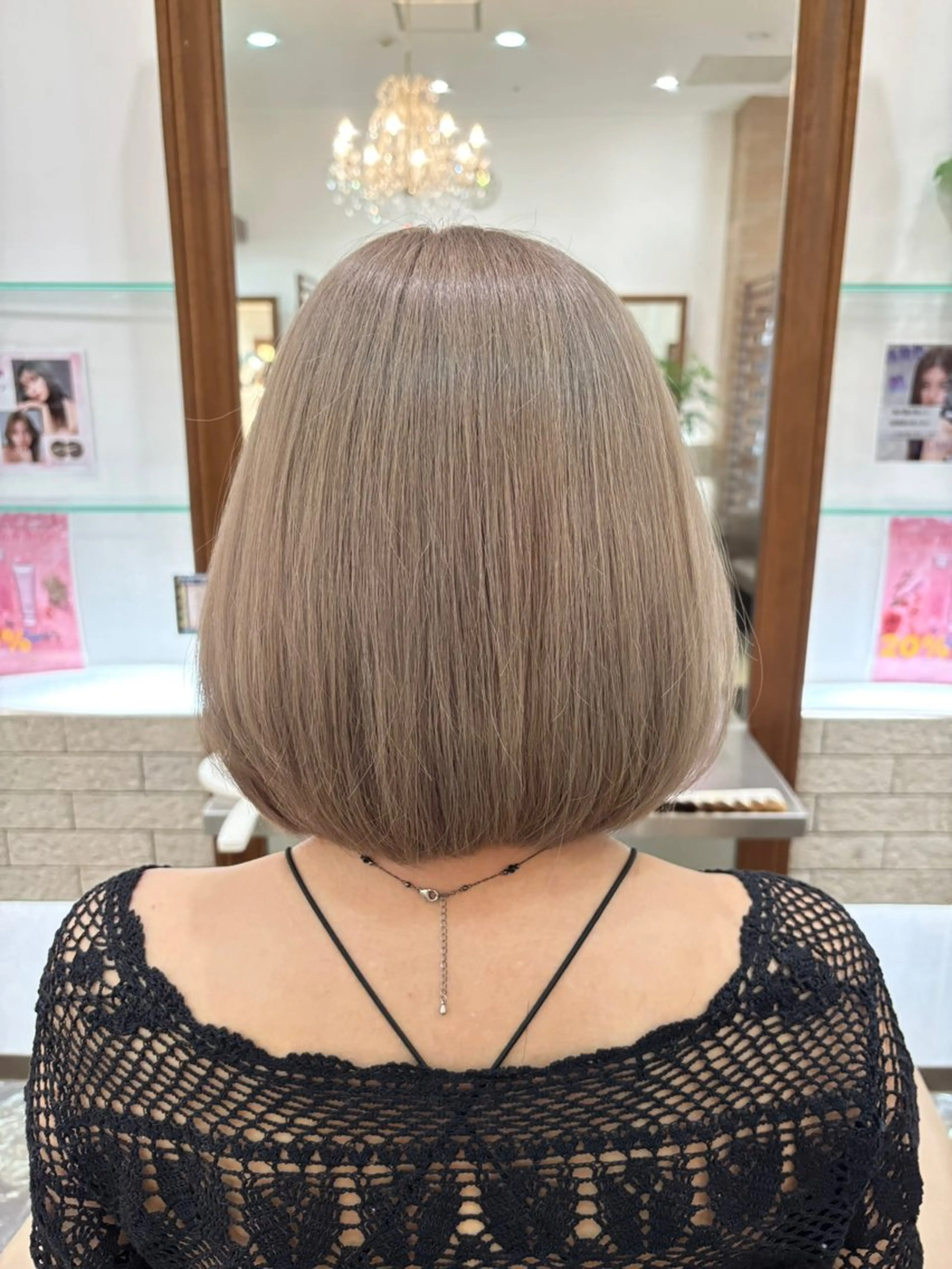 ショート カラー ベージュカラー ブリーチ ミルクティーベージュ 神田 淳美のヘアスタイル