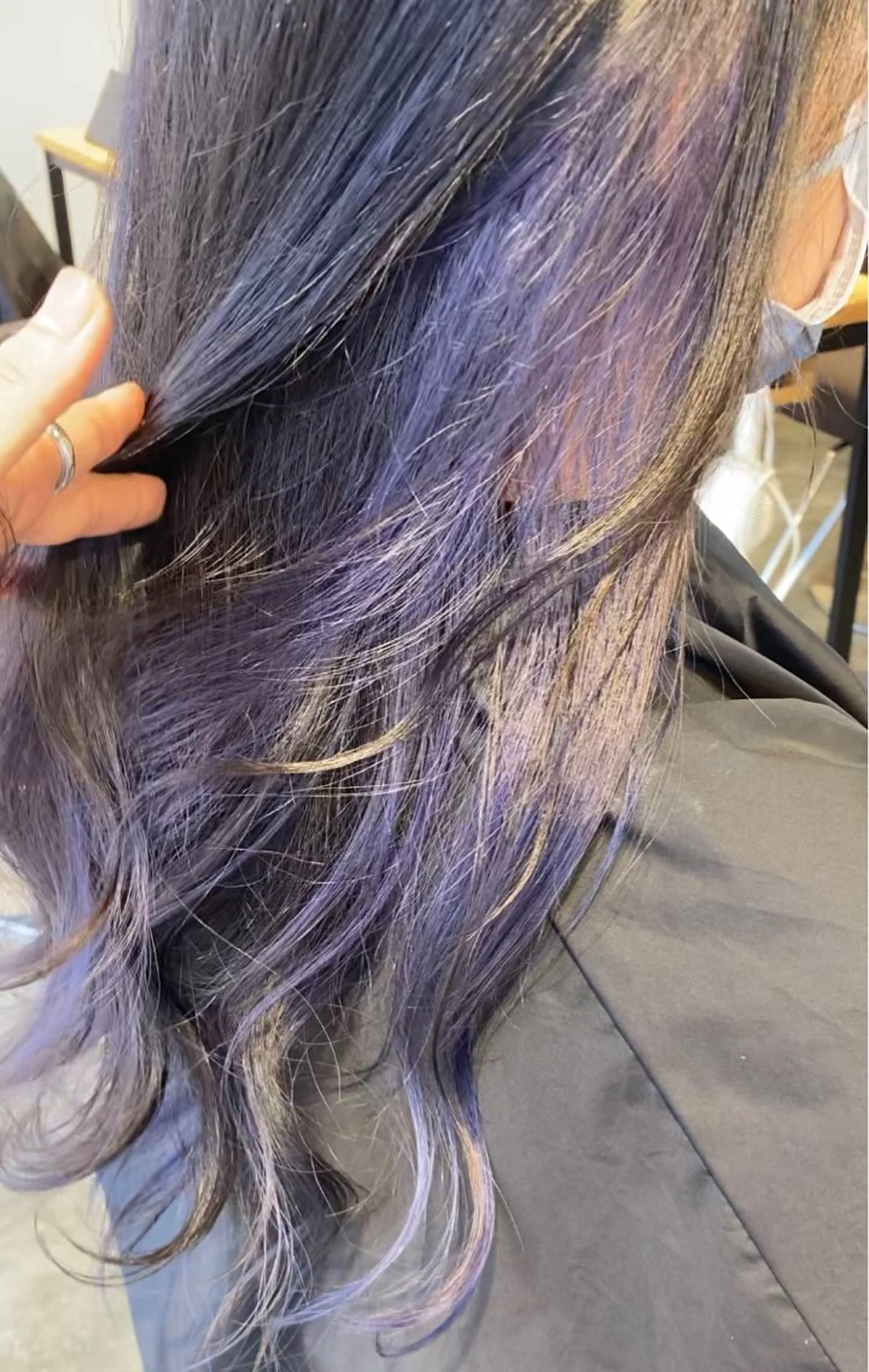 カラー ブリーチ インナーカラー バイオレットカラー 瓦井 慧のヘアスタイル