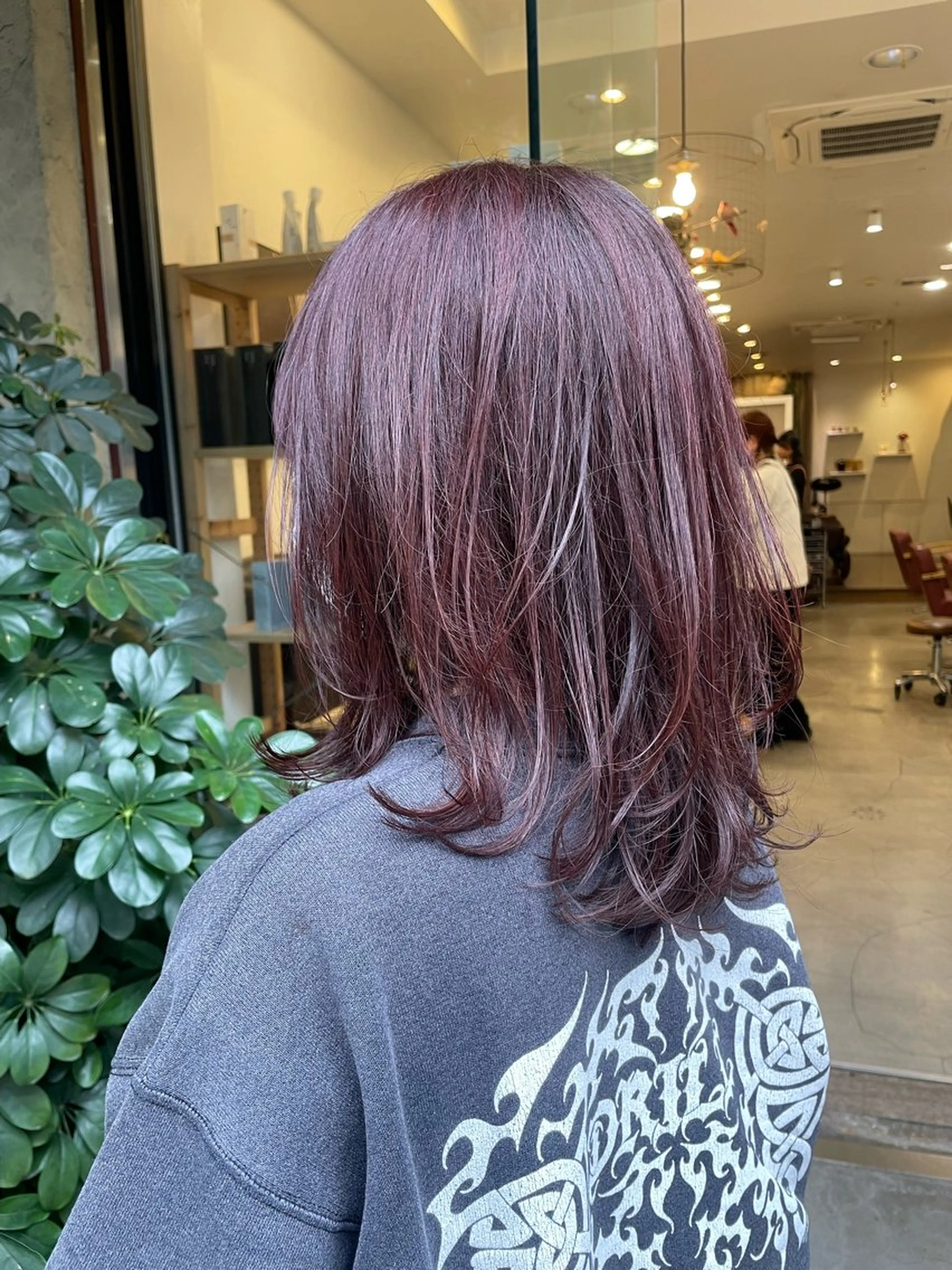 ミディアム カラー カシス ピンクカラー レイヤーカット ヘアカラー 丹 優菜のヘアスタイル