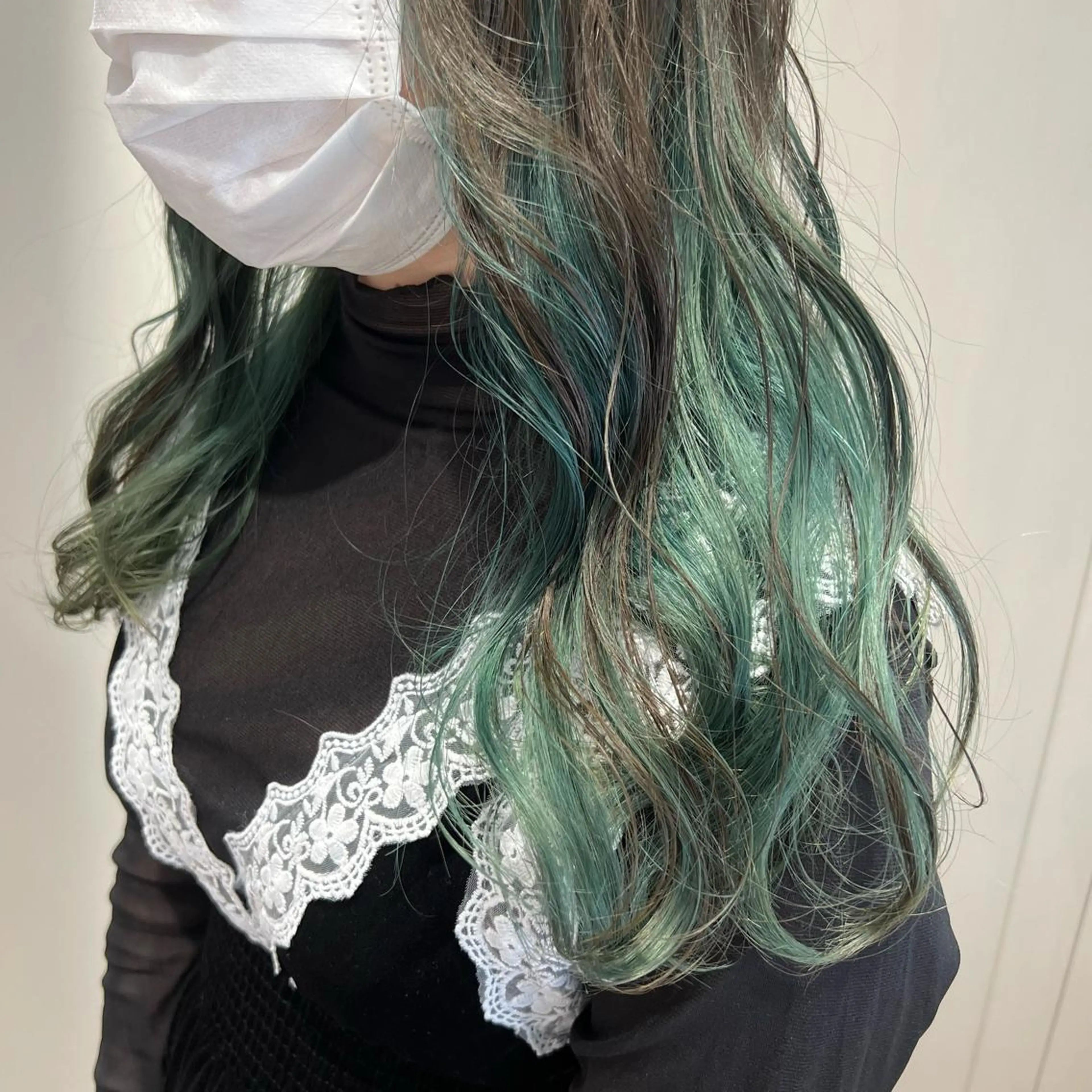 セミロング カラー ヘアアレンジ ブリーチ インナーカラー 暗髪カラー🫐パーマ おくだりんかのヘアスタイル