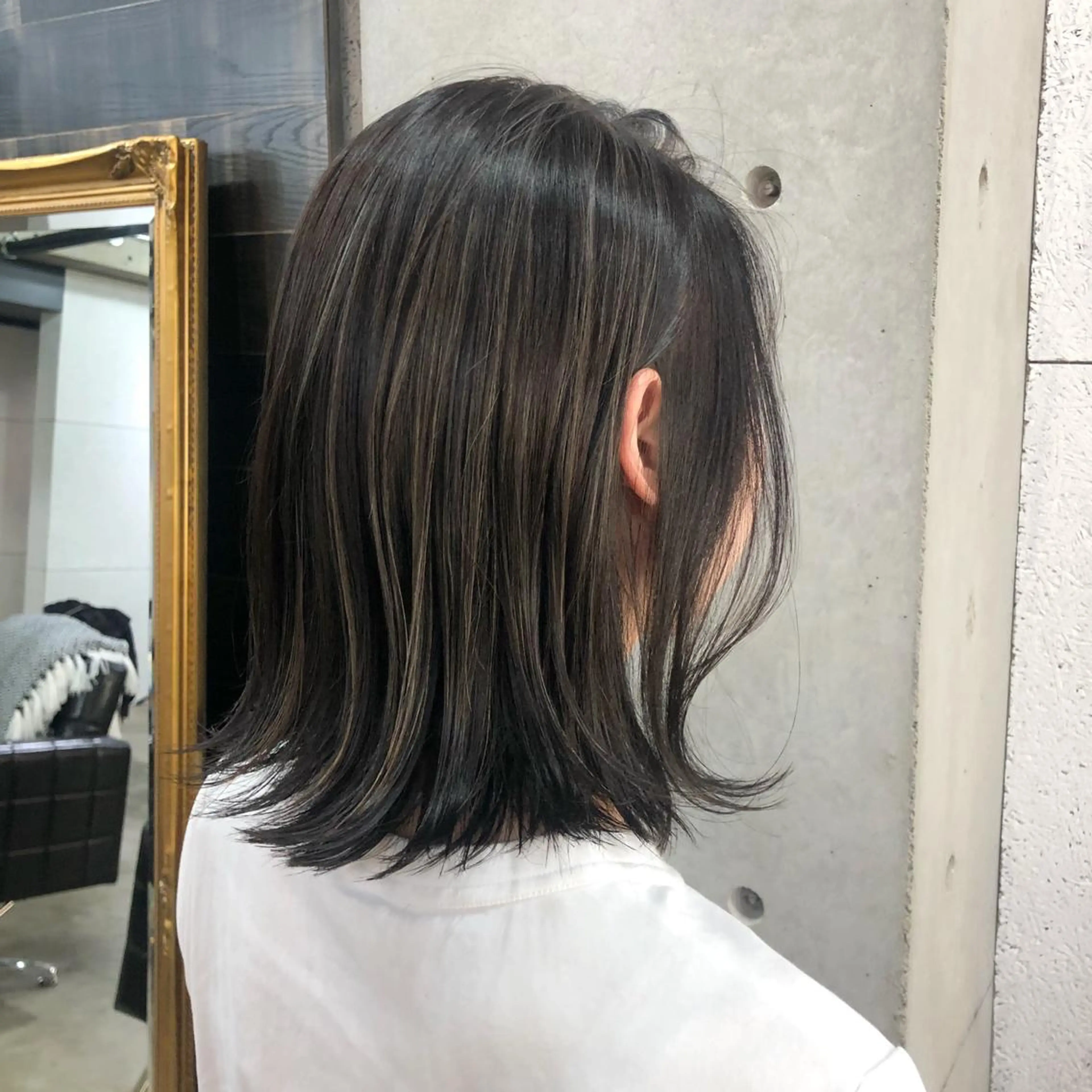 ミディアム カラー ネイル ハイライトカラー ボブ ハイライト 外ハネヘア 中山 天地のヘアスタイル