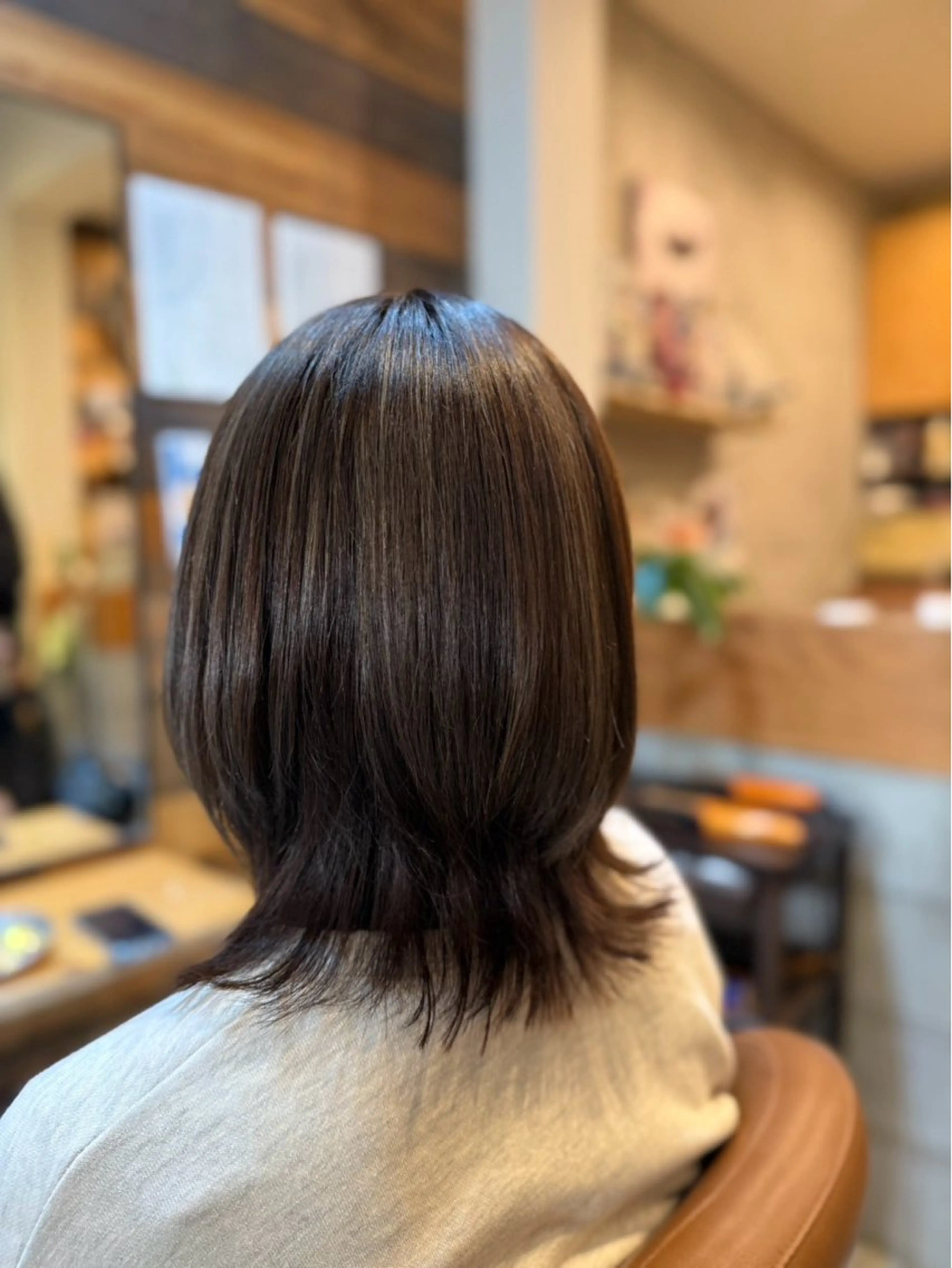 ミディアム カラー ハイライトカラー シルバー ハイライト 平松 舞衣のヘアスタイル