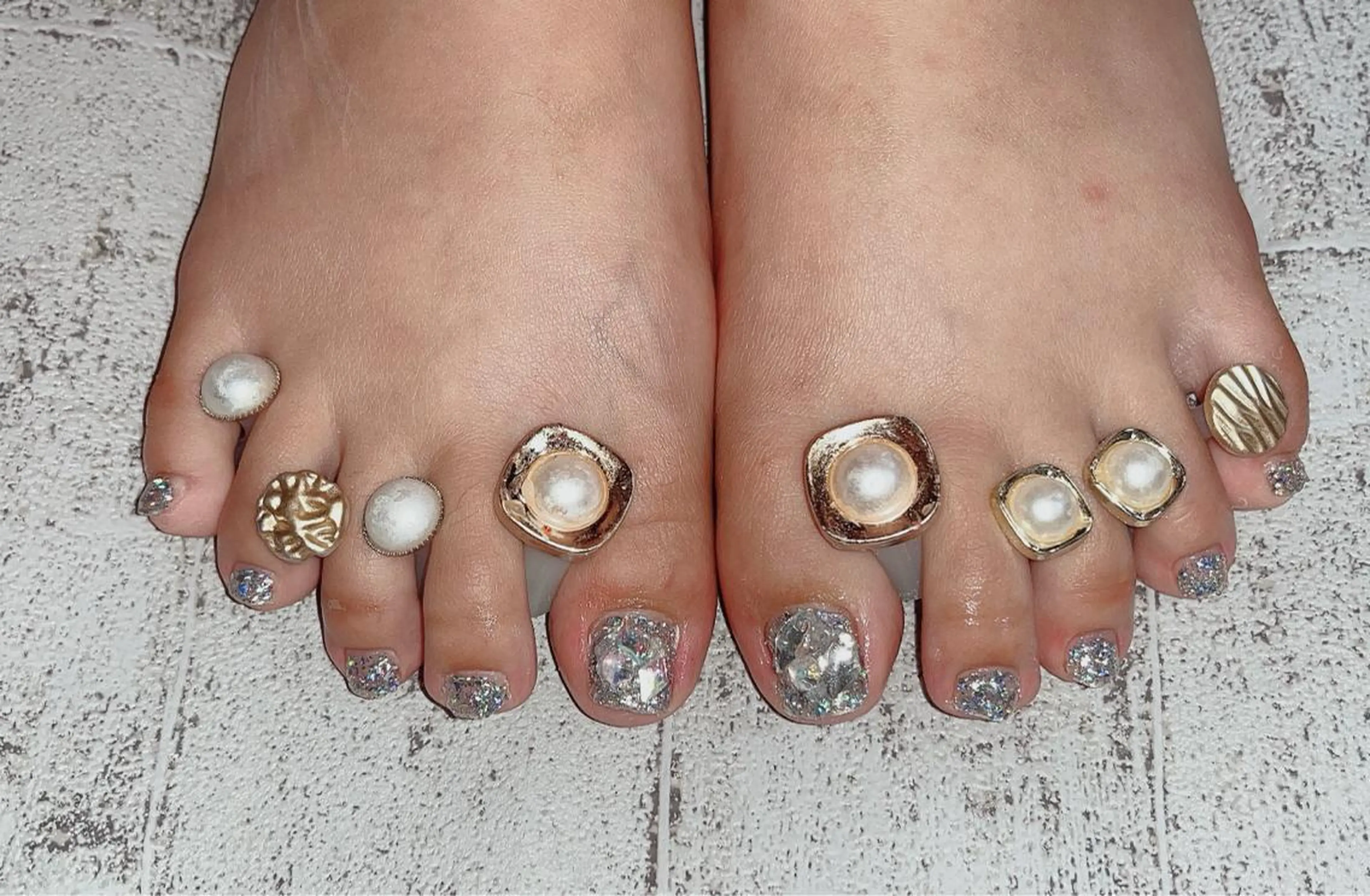 ネイル フットネイル ジェルネイル ラメ(グリッター) シルバー ストーンネイル フットネイル Ruana Nailのネイルデザイン