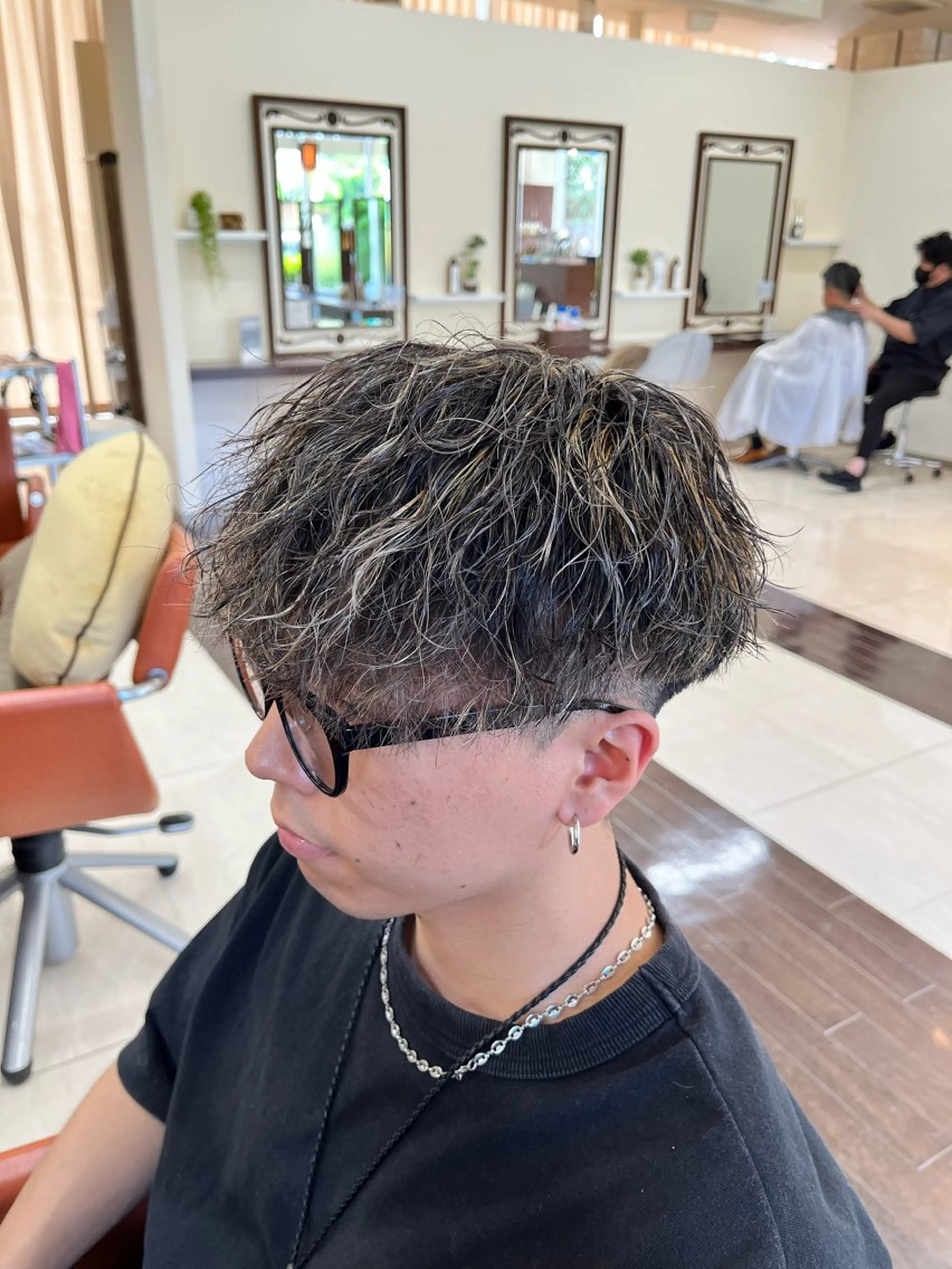 ショート カラー パーマ メンズ メンズハイライト マッシュ メンズパーマ ツイストスパイラルパーマ 刈り上げ 🧊メンズ特化🧊 高木航希のヘアスタイル