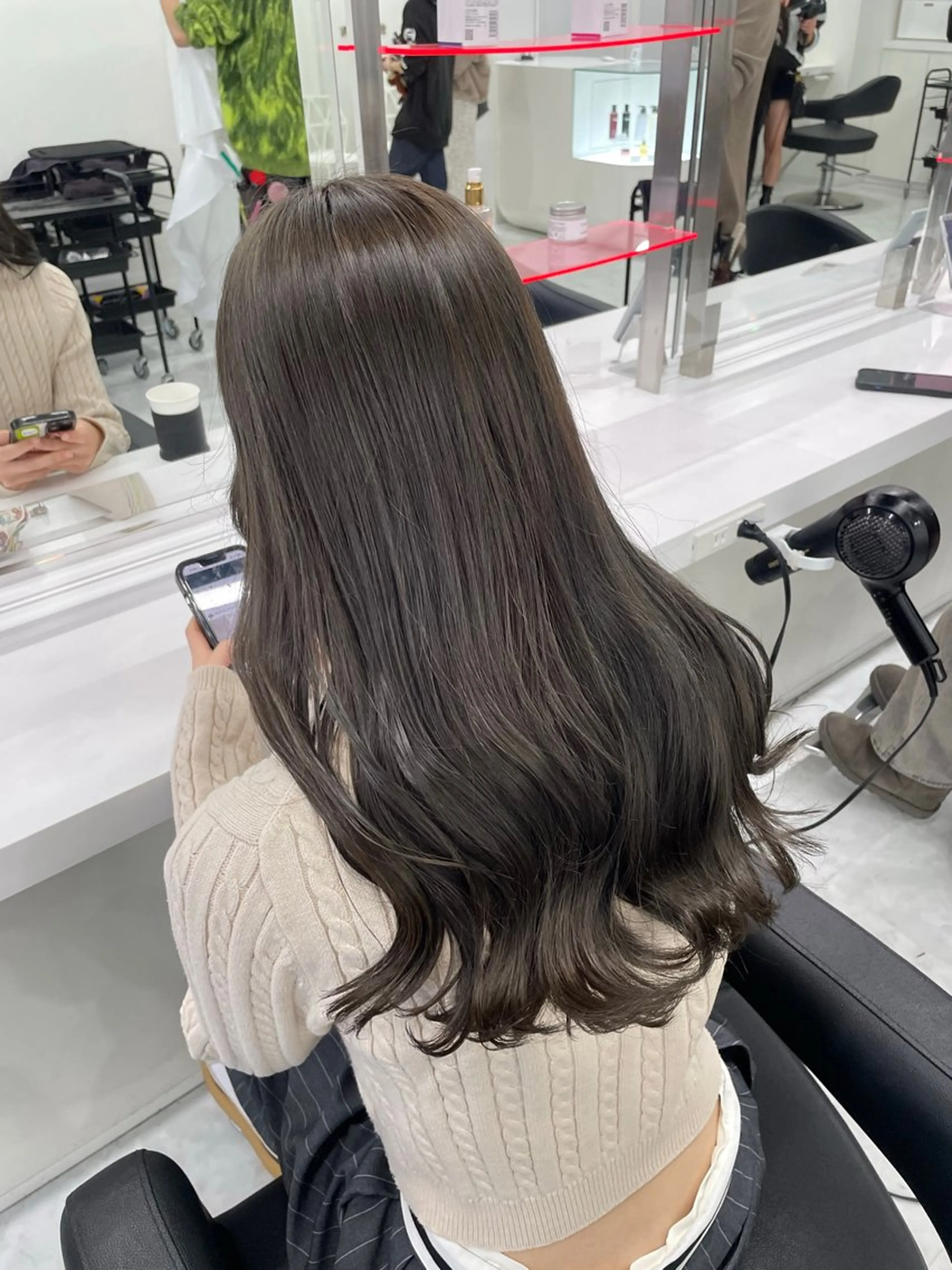 ロング カラー ヘアカラー トリートメント ラベンダー💜 グレージュ🩶のヘアスタイル