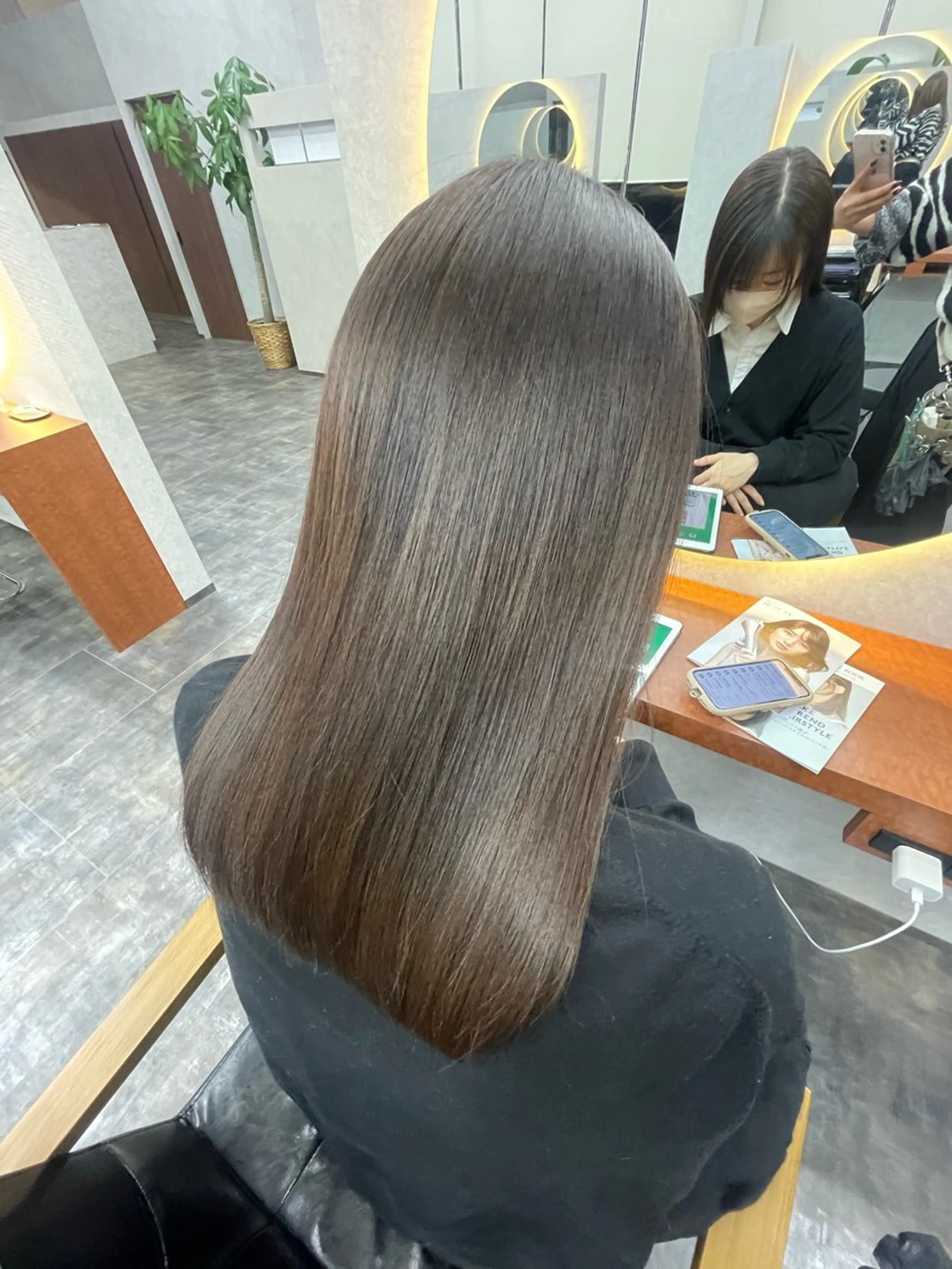 セミロング 佐藤 菜穂のヘアスタイル