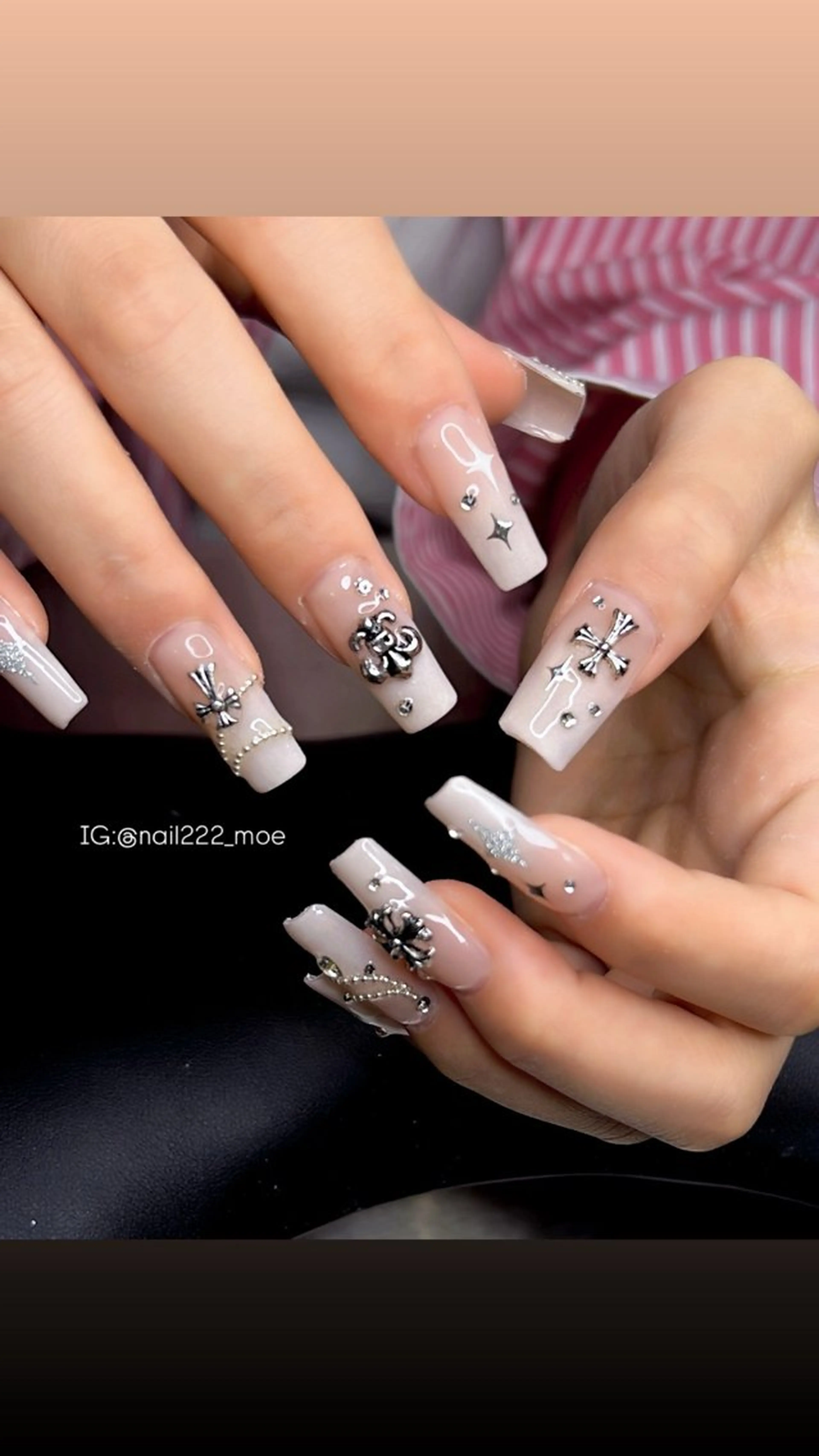 ネイル ワンホンネイル ハンドネイル ⟡.*222⋰˚☆ MöEのネイルデザイン