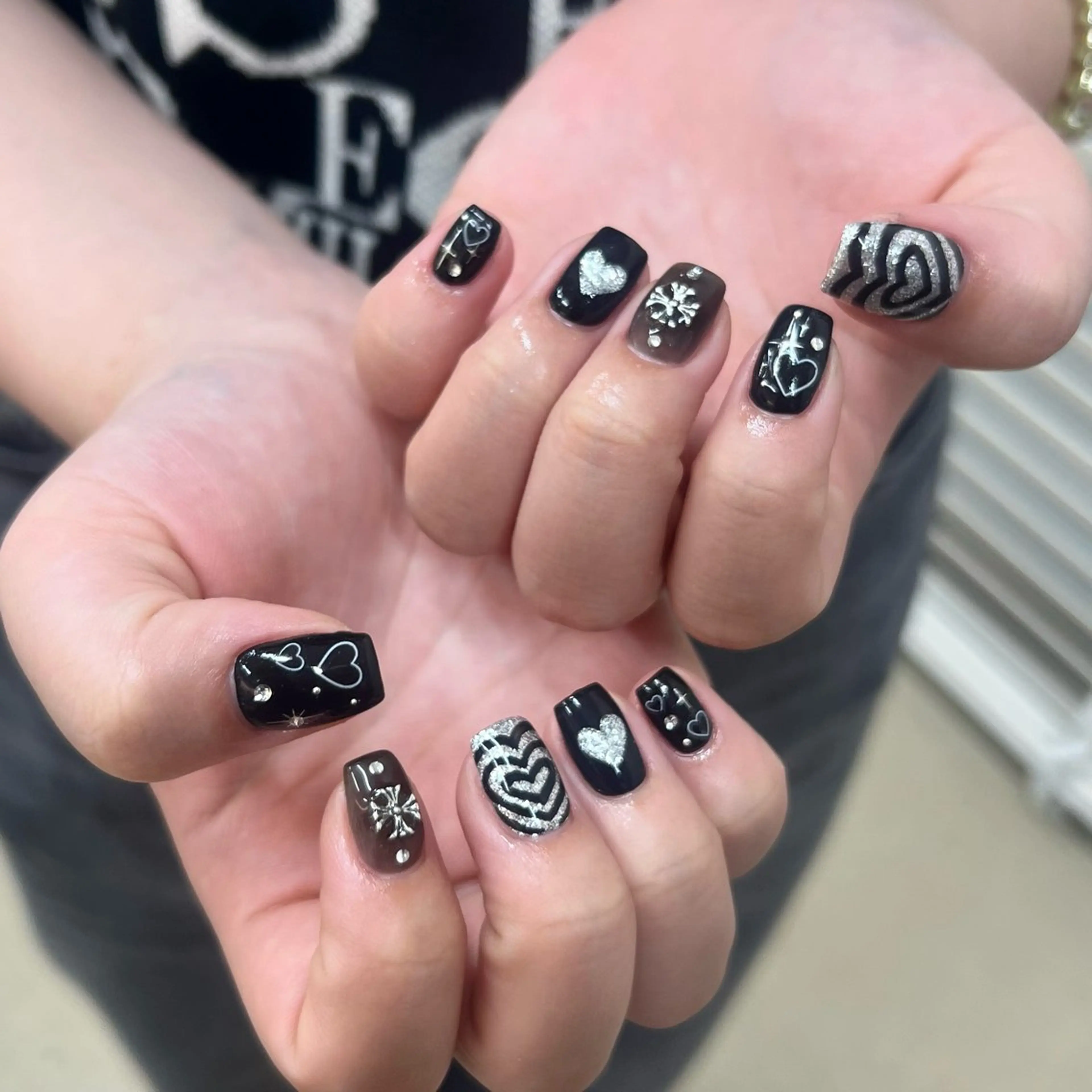 ネイル ハート キラキラネイル ワンカラーネイル ストーンネイル ハンドネイル GRANDEUR焼津 Nana🦖のネイルデザイン
