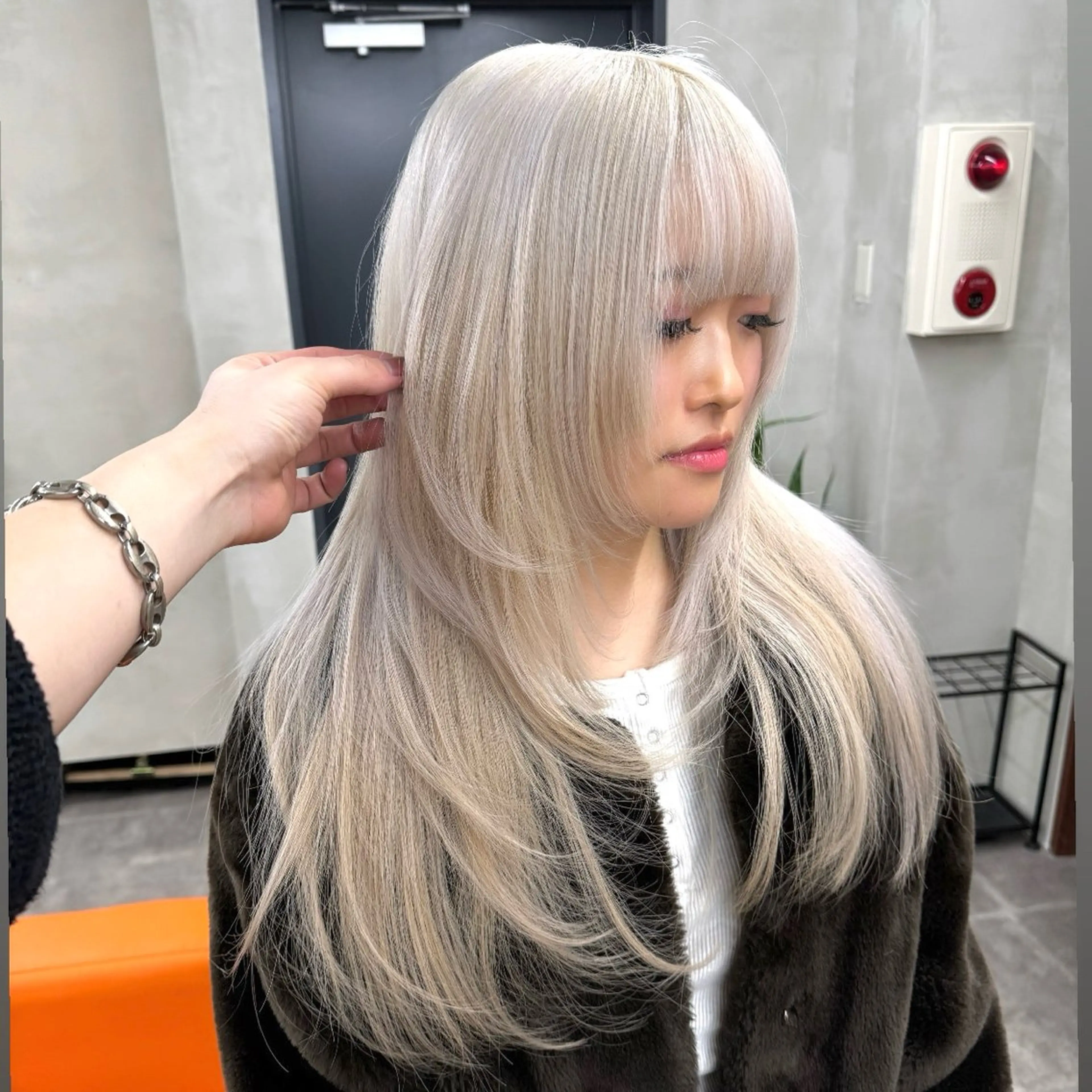 ロング カラー アッシュ ベージュカラー ブリーチ ケアブリーチ ダブルカラー nico TOKYO 渋谷所属・ブリーチ ハイトーン 特化🌈フジタハルキのヘアスタイル