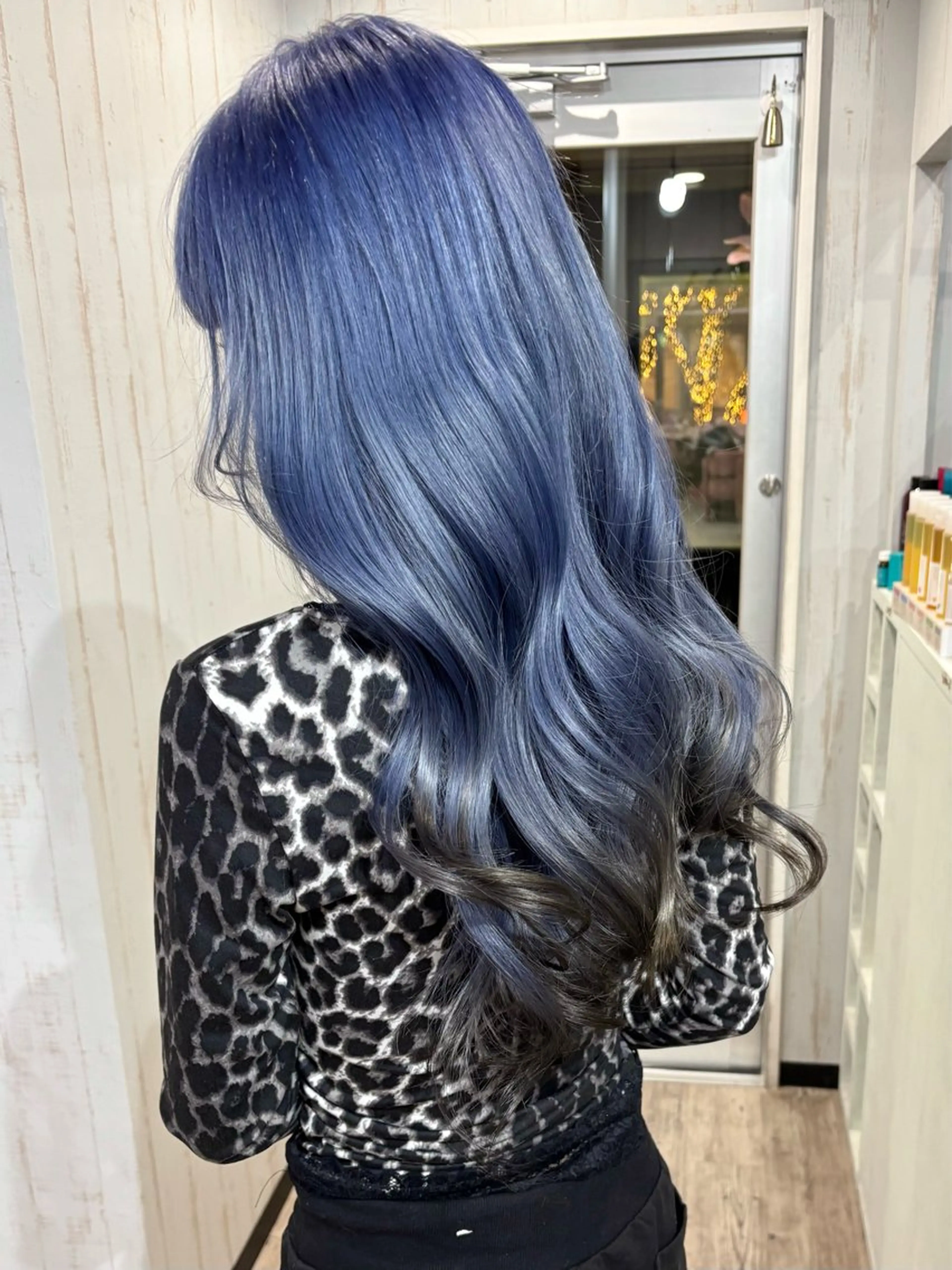 ロング カラー 黒髪 ブリーチ ブルーカラー シルバー 桑原 由理のヘアスタイル