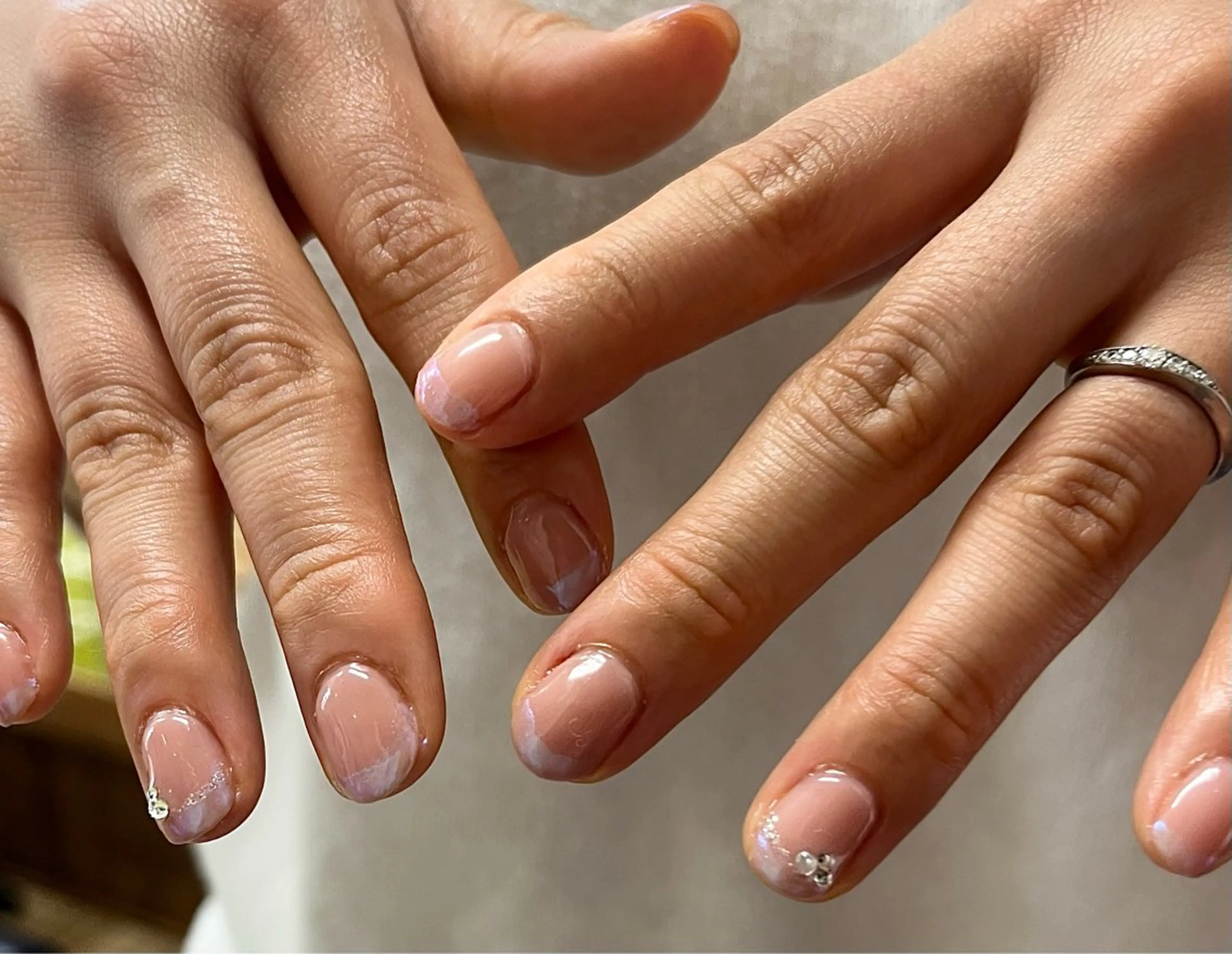 ネイル オーロラネイル フレンチネイル キラキラネイル オフィスネイル ピンク ハンドネイル 〜Pearl me〜 Michiのネイルデザイン