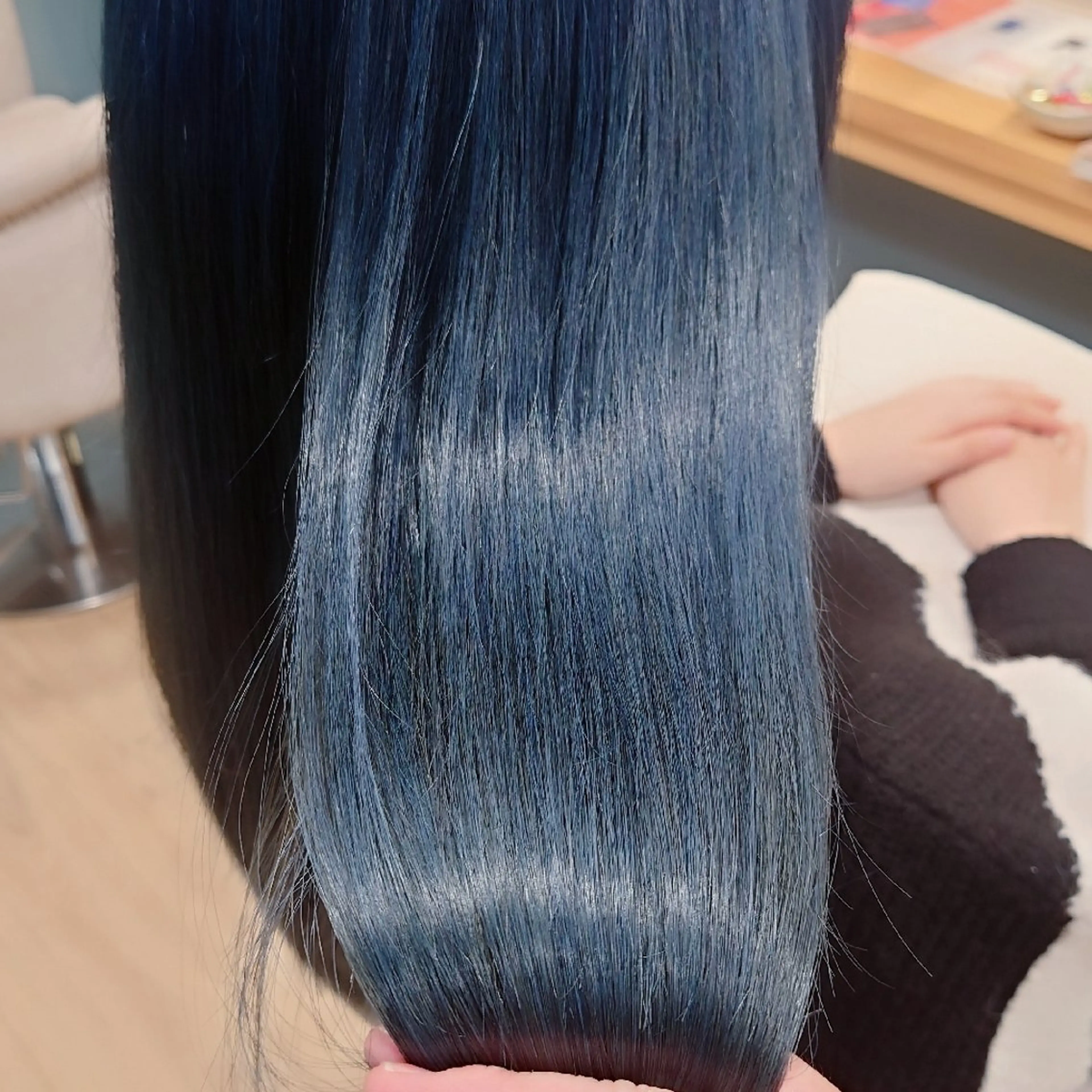 カラー ミディアム ブリーチ グレージュ ネイビーカラー CESLIONS祐天寺所属・田中将平【 サロンマネージャー】のヘアスタイル