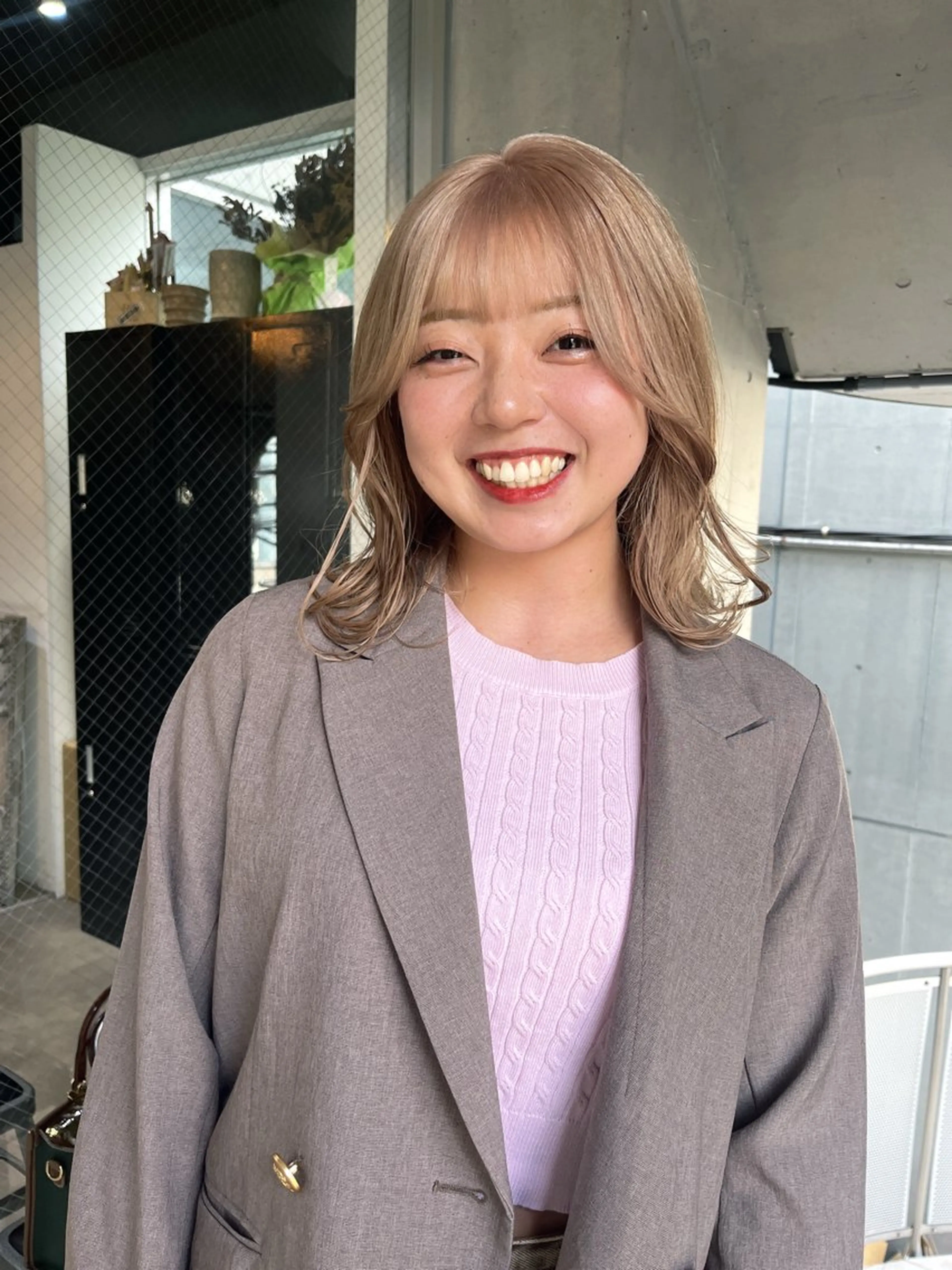 ショート カラー ベージュカラー グレージュ ハイトーンカラー ミルクティーベージュ ヘアカラー トリートメント ミルクティーベージュ ブリーチ 店長 清水のヘアスタイル