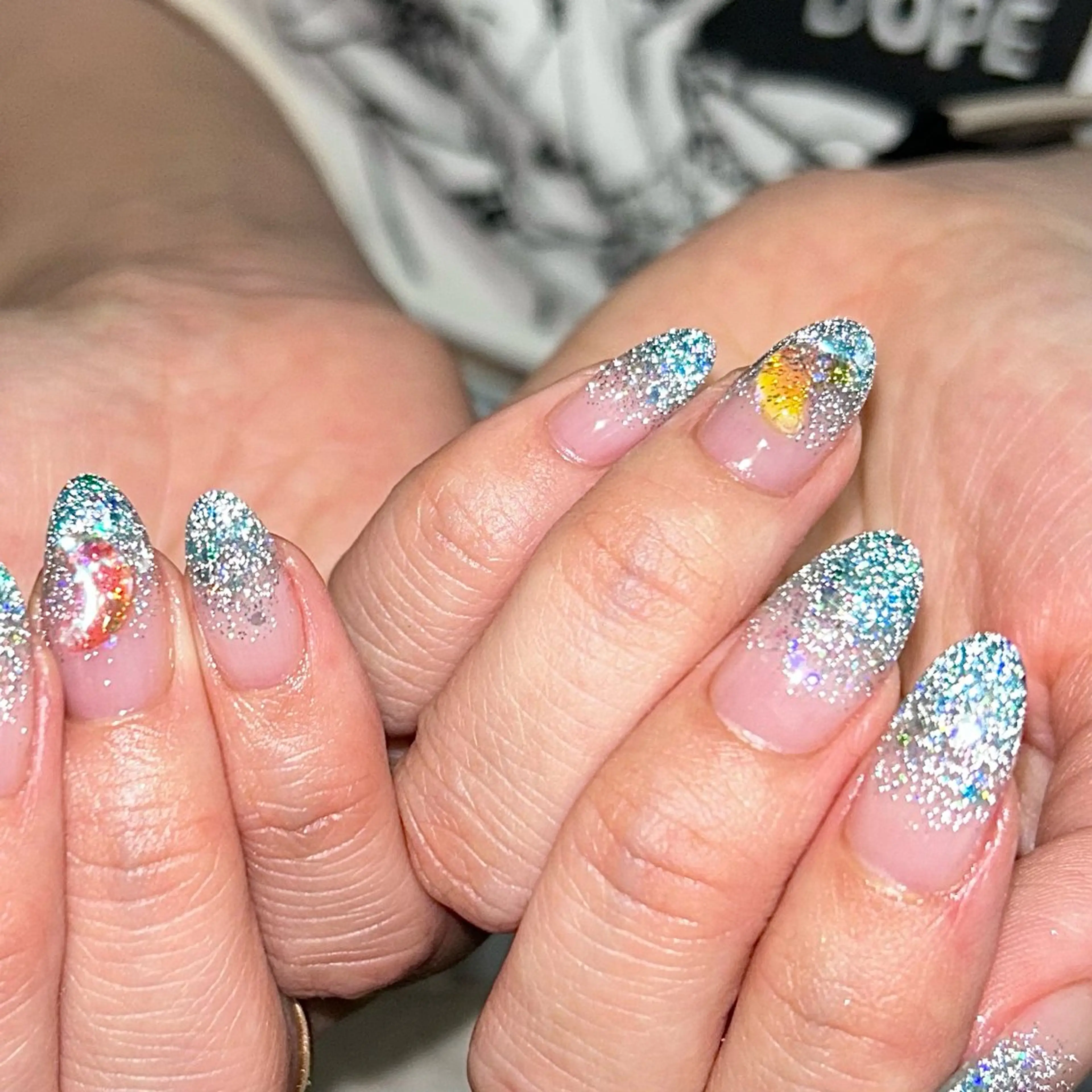 ネイル フラッシュネイル キラキラネイル ラメ(グリッター) ラメグラデーション ハンドネイル パラあり！フィルイン 美フォルムのネイルデザイン
