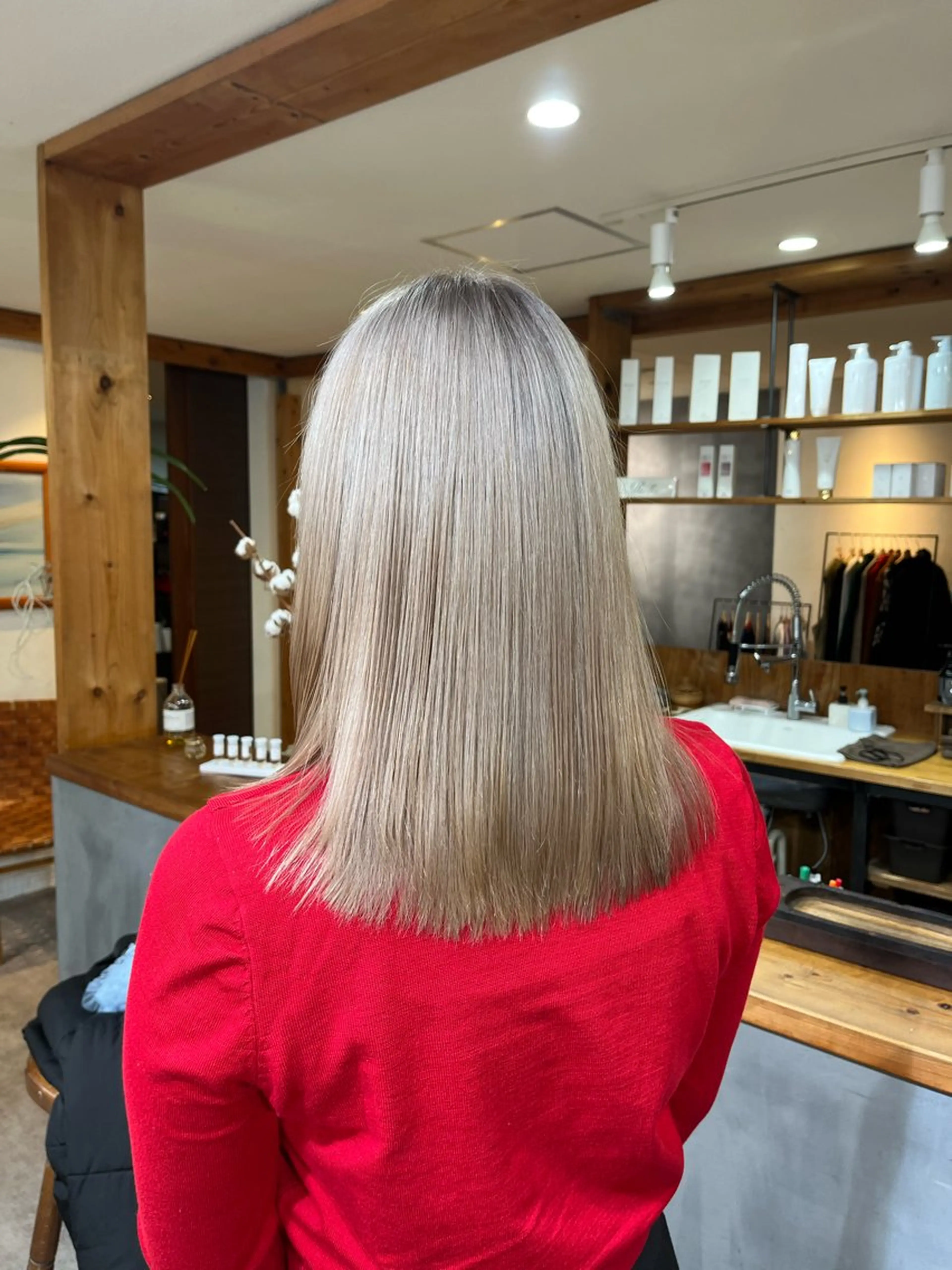 ミディアム カラー ベージュカラー ブリーチ ハイトーンカラー ハイトーンベージュ タマムラ　ミヅキ🌙 HOWDYのヘアスタイル