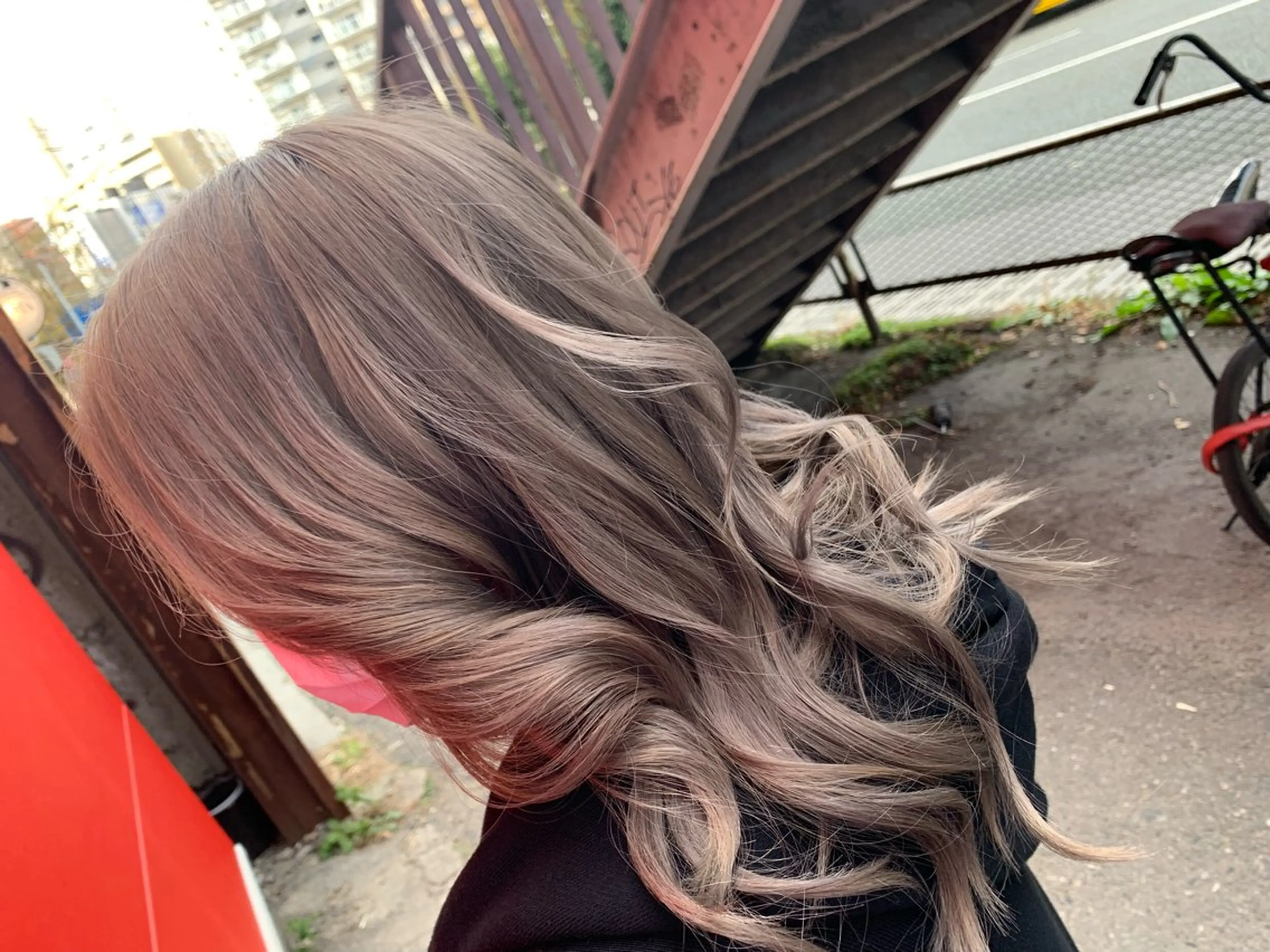 カラー ブリーチ グレージュ 岡本 幸法のヘアスタイル