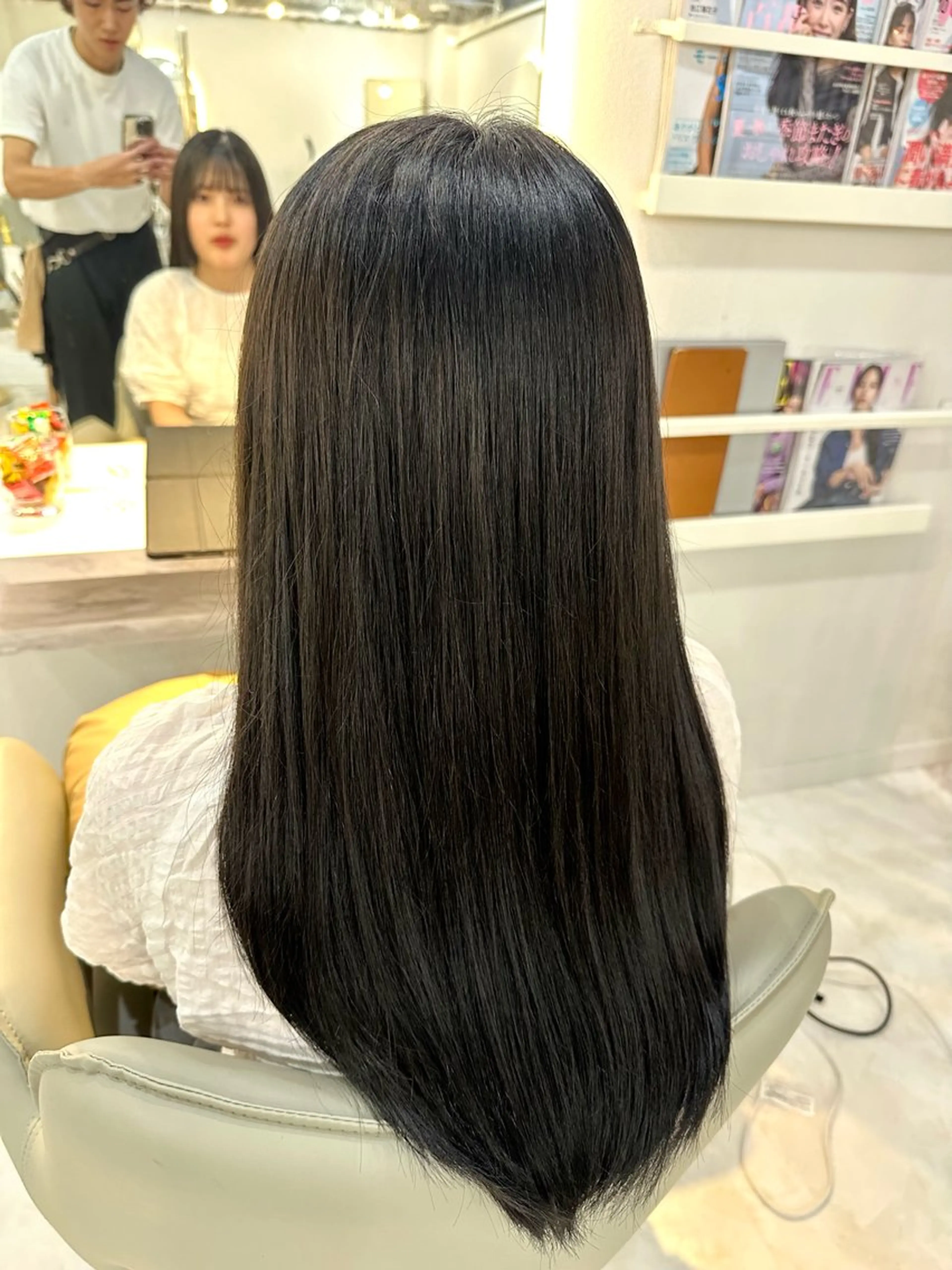 ロング カラー グレージュ RIKI/センター パート/メンズパーマのヘアスタイル