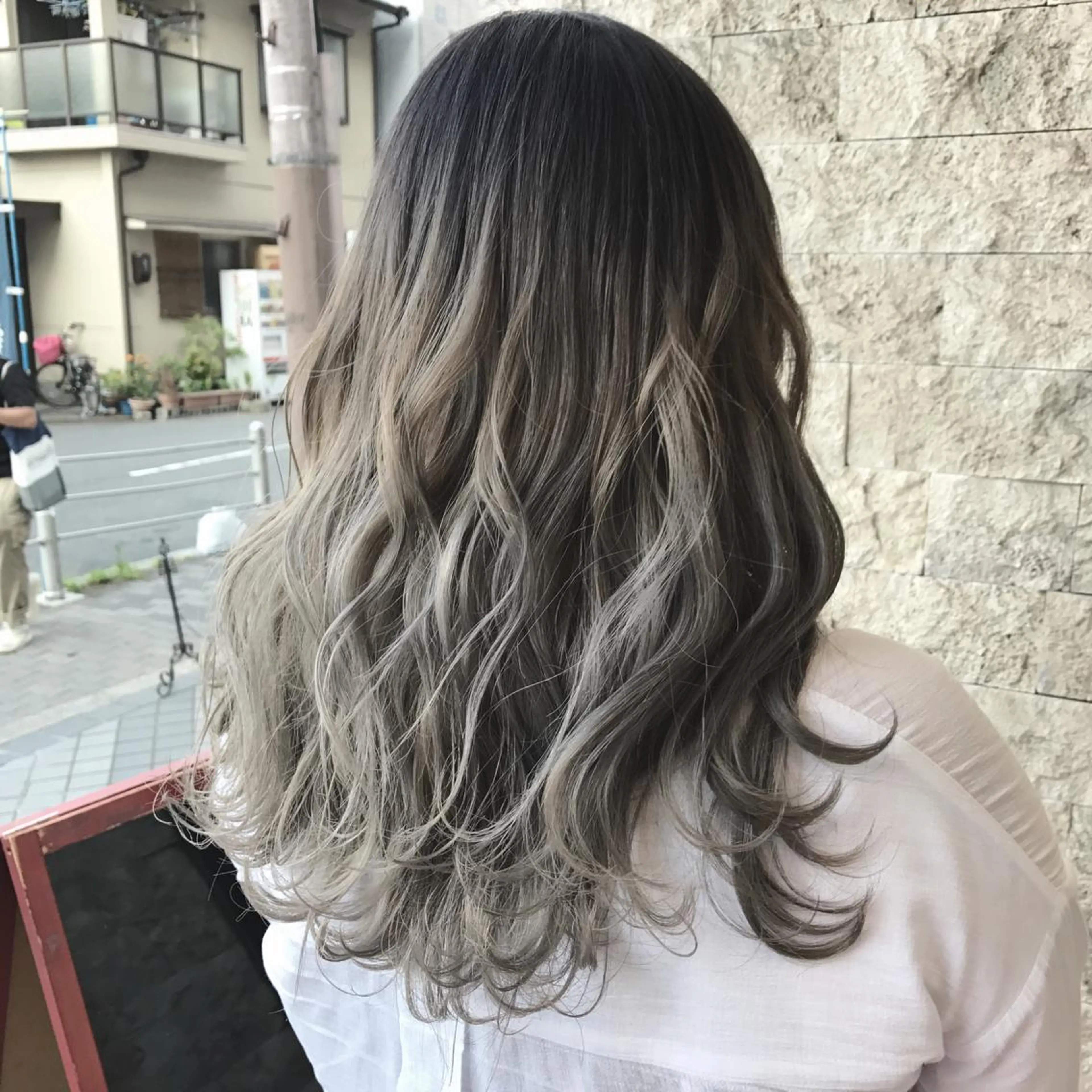 セミロング カラー パーマ ヘアアレンジ メンズ キッズ ネイル マツエク・マツパ メンズバレイヤージュ バレイヤージュ グレージュ レイヤーカット パーソナルカラー☆ 永尾拓也のヘアスタイル