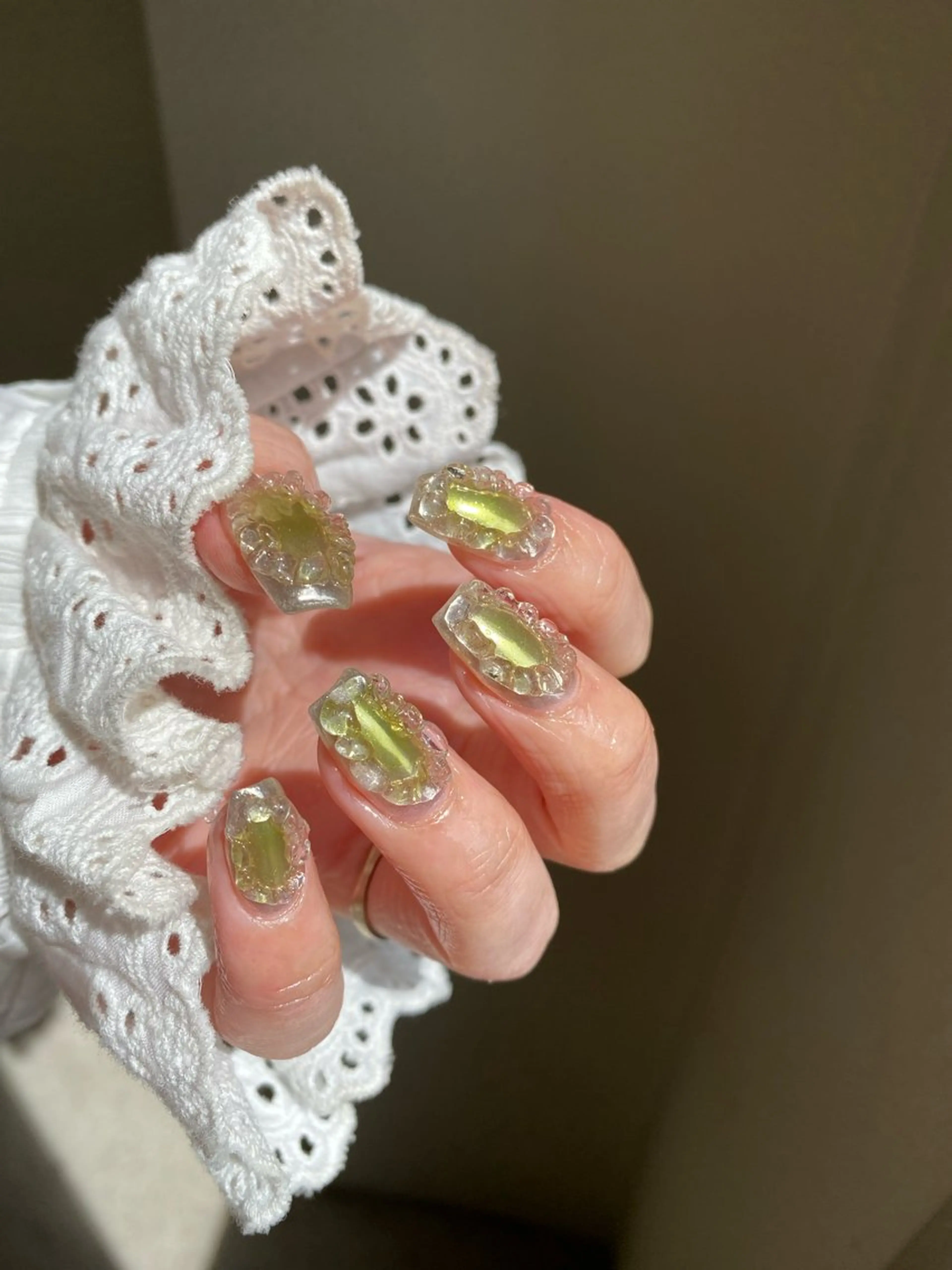 ネイル 成人式 フラッシュネイル フレンチネイル ガーリー キラキラネイル ハンドネイル 草加ニュアンスネイル 🌚hersのネイルデザイン