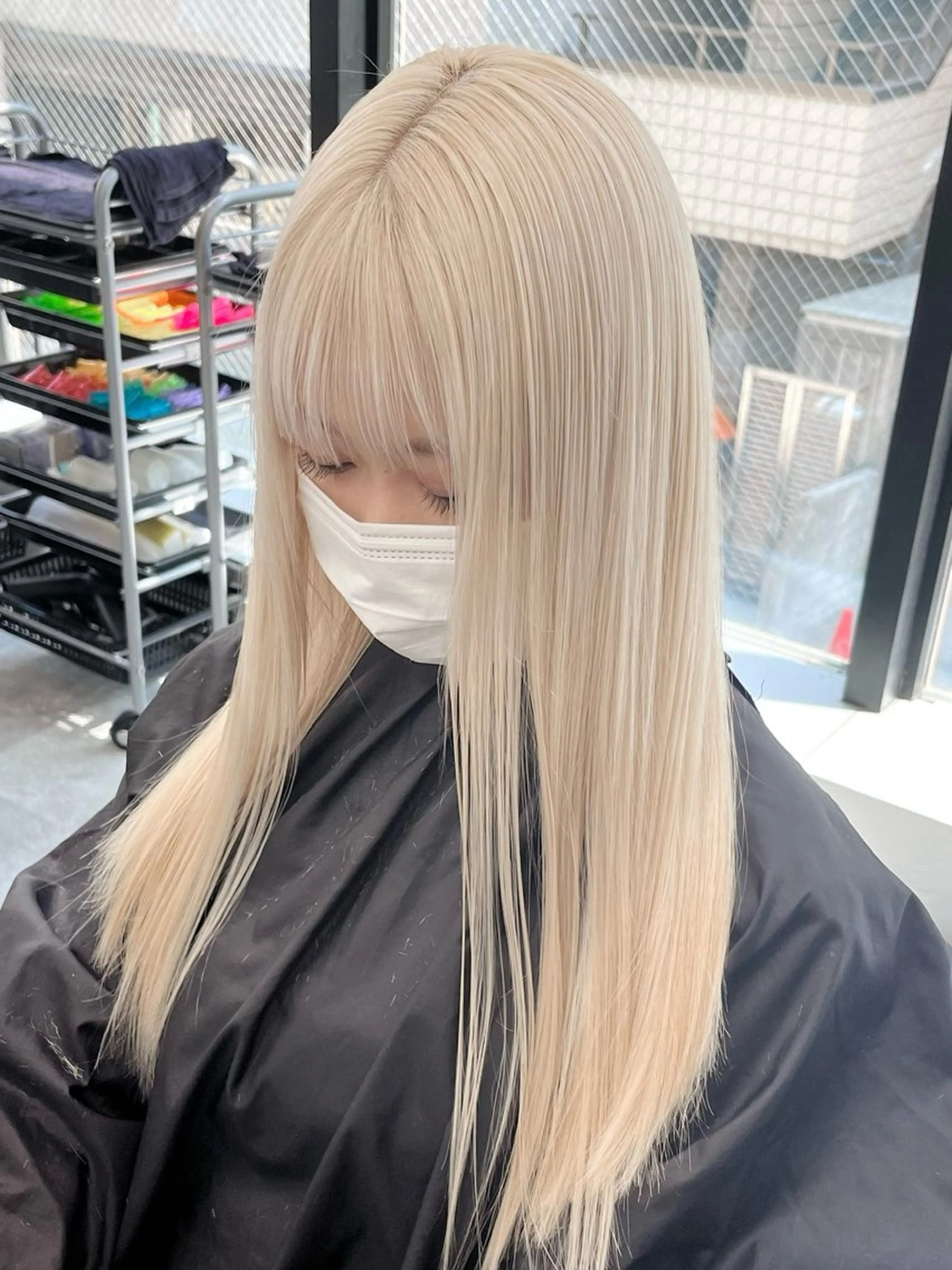セミロング カラー イツク ⚡️ ルーツ/ハイトーンのヘアスタイル