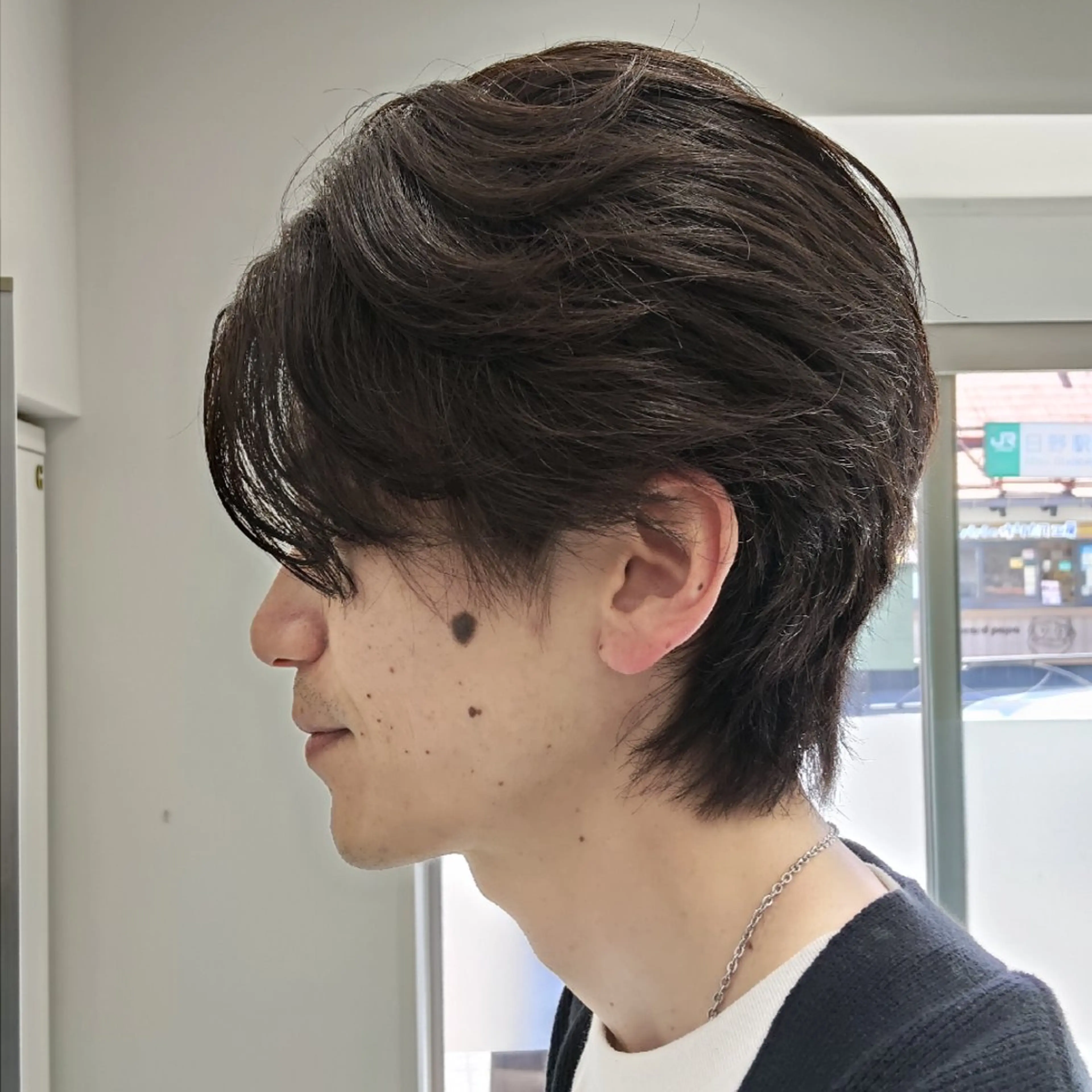 ショート パーマ メンズ フェザーパーマ メンズ韓国風 メンズパーマ 韓国風ヘア 本間 郁梨のヘアスタイル