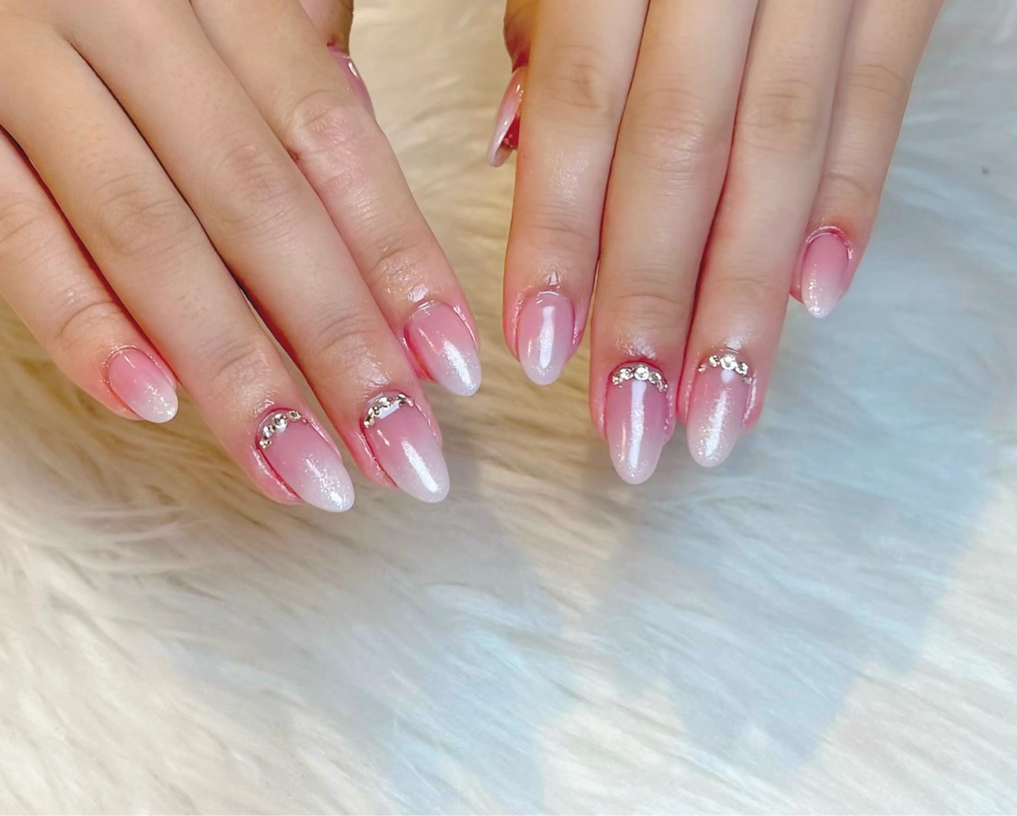 ネイル グラデーション ストーンネイル Lino+ ネイル&よもぎ蒸しのネイルデザイン