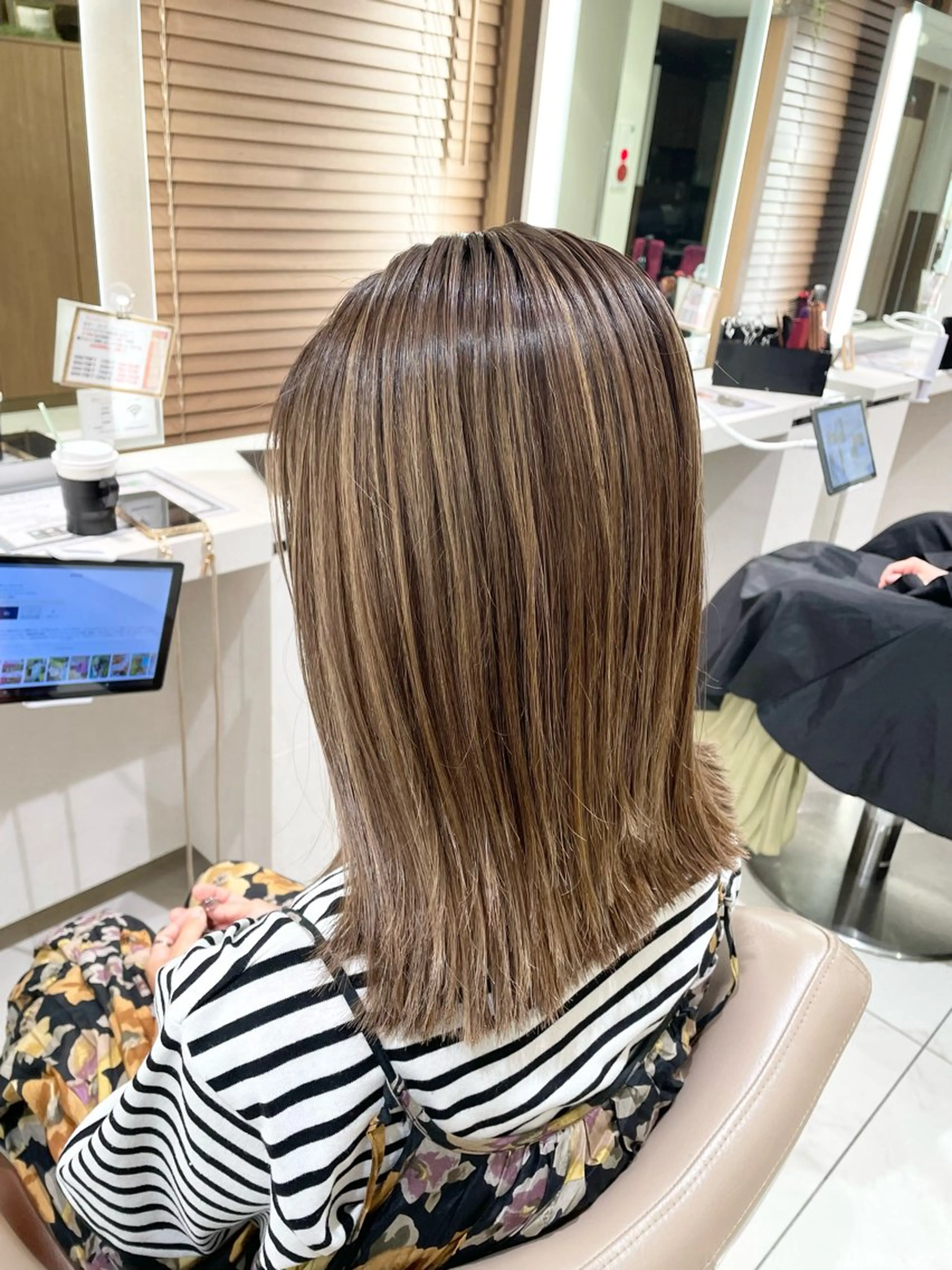 ミディアム カラー ハイライトカラー ハイライト 清藤綾/脱白髪染め 白髪ぼかしハイライトのヘアスタイル