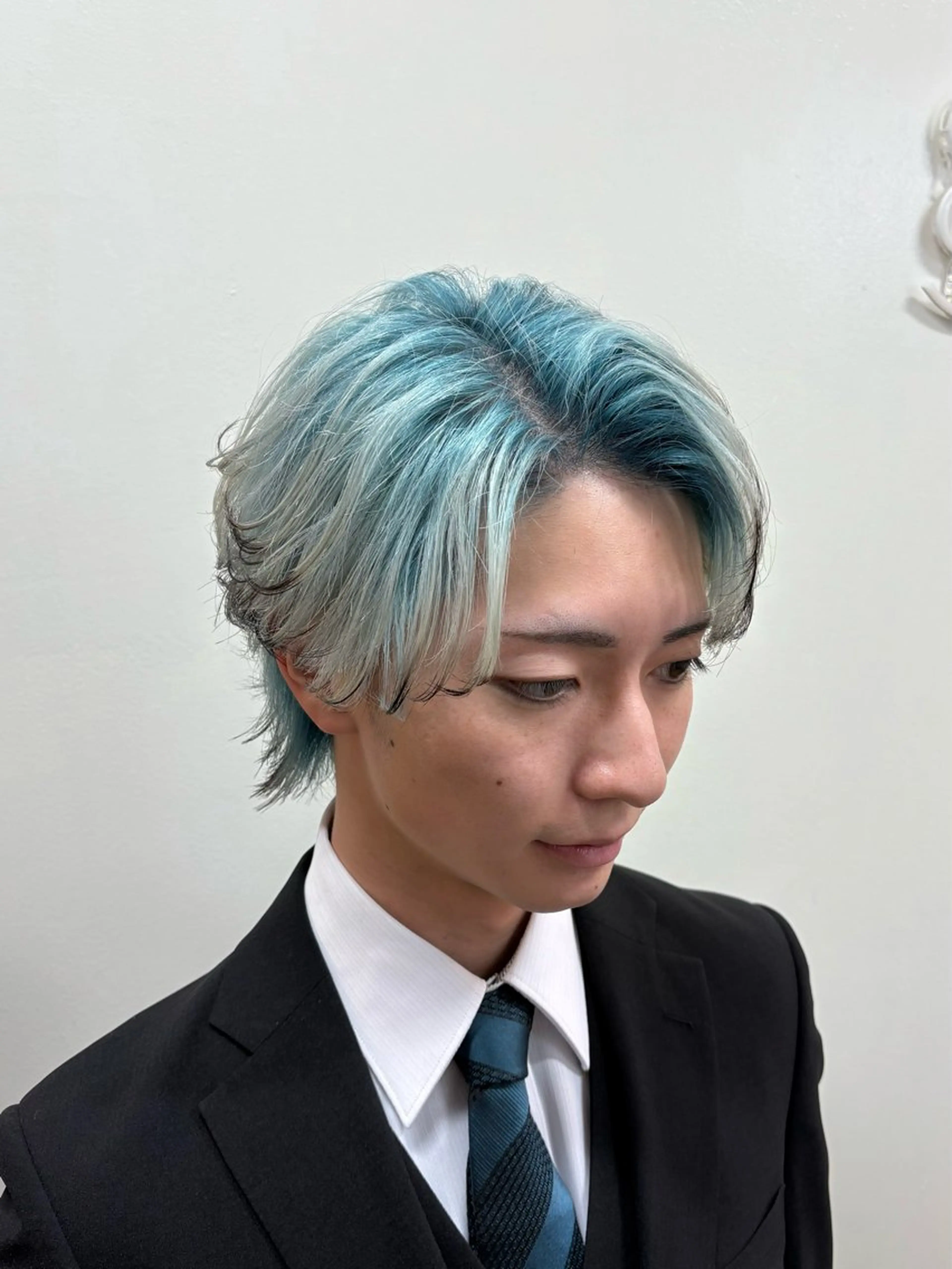 ショート カラー メンズ メンズブリーチ ブリーチ デザインカラー ヘアカラー 韓国メンズヘア/ 毛流れヘア　須田龍世のヘアスタイル