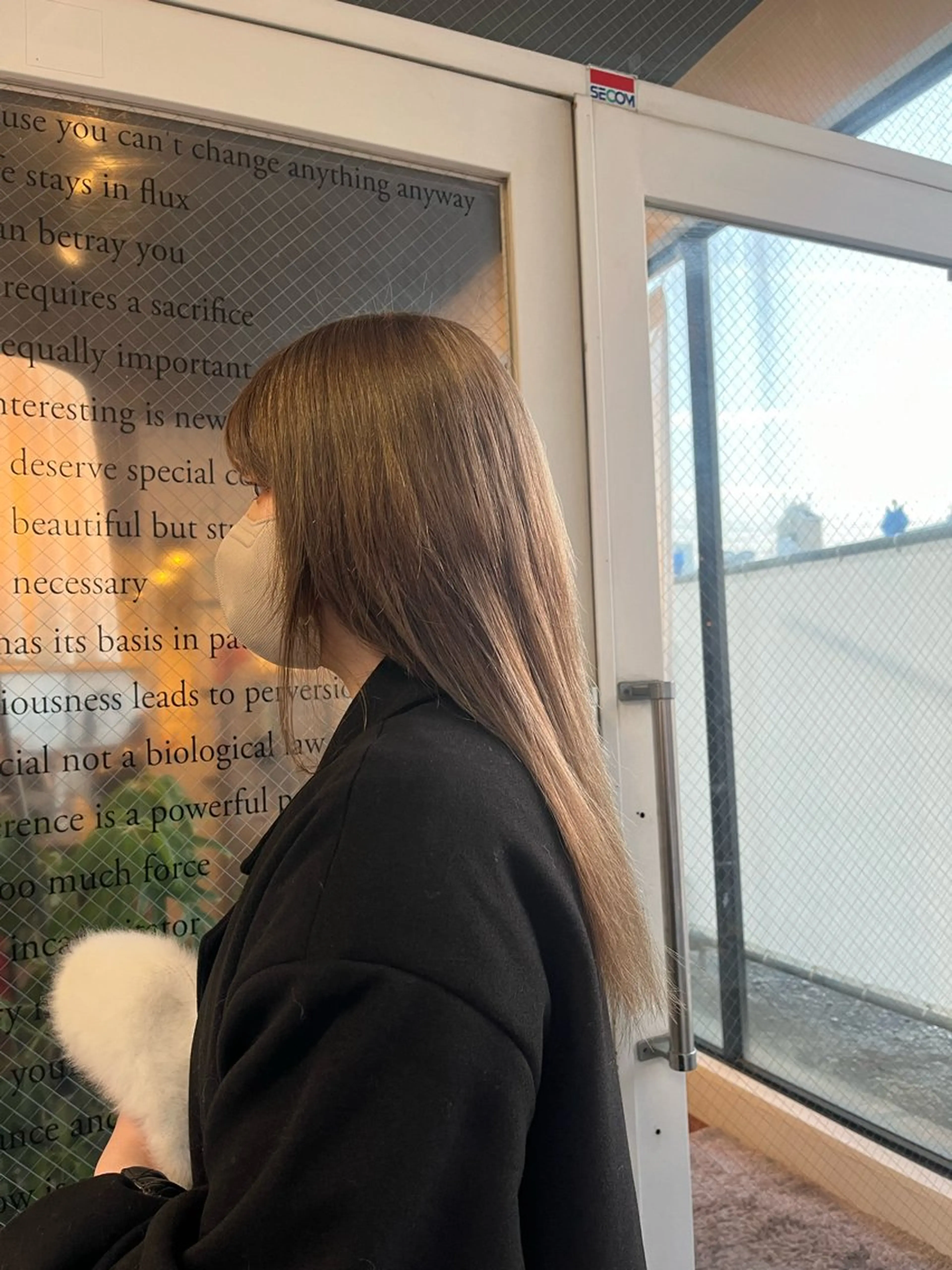 セミロング カラー ベージュカラー ブリーチ ミルクティーベージュ カット ヘアカラー まみ/レイヤーカット /暖色カラーのヘアスタイル