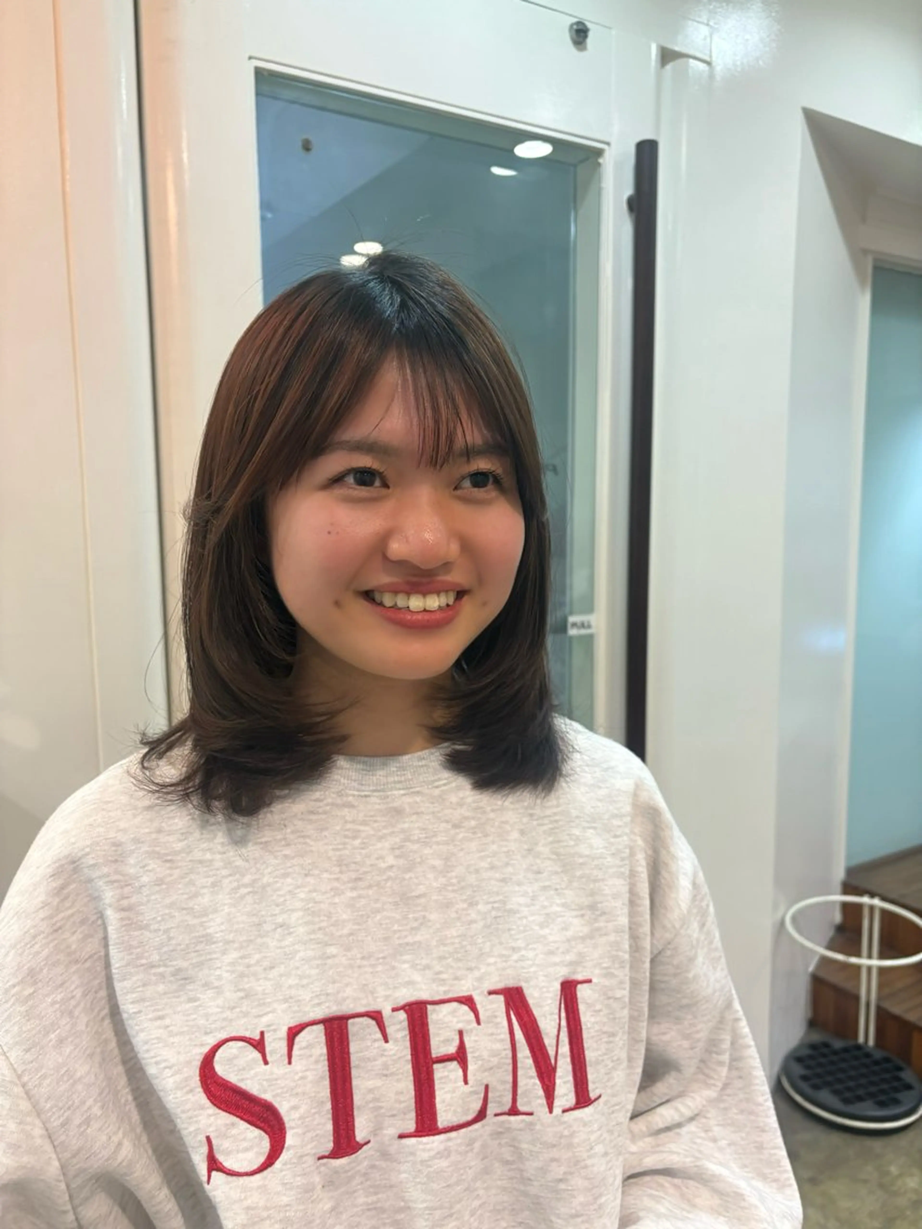 ミディアム カット 丸山 愛万音のヘアスタイル