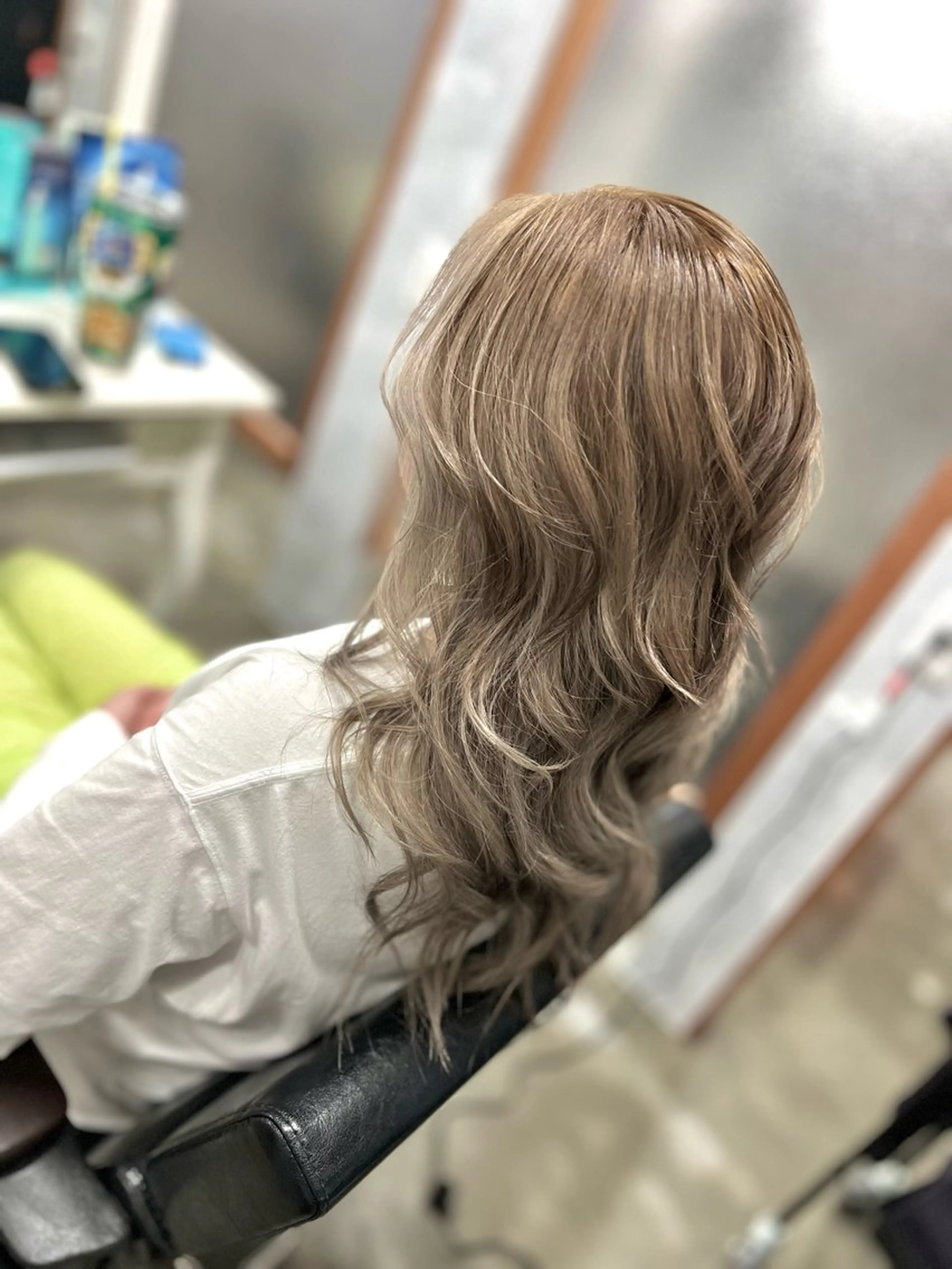 セミロング カラー ベージュカラー ブリーチ ヘアカラー Style Tのヘアスタイル