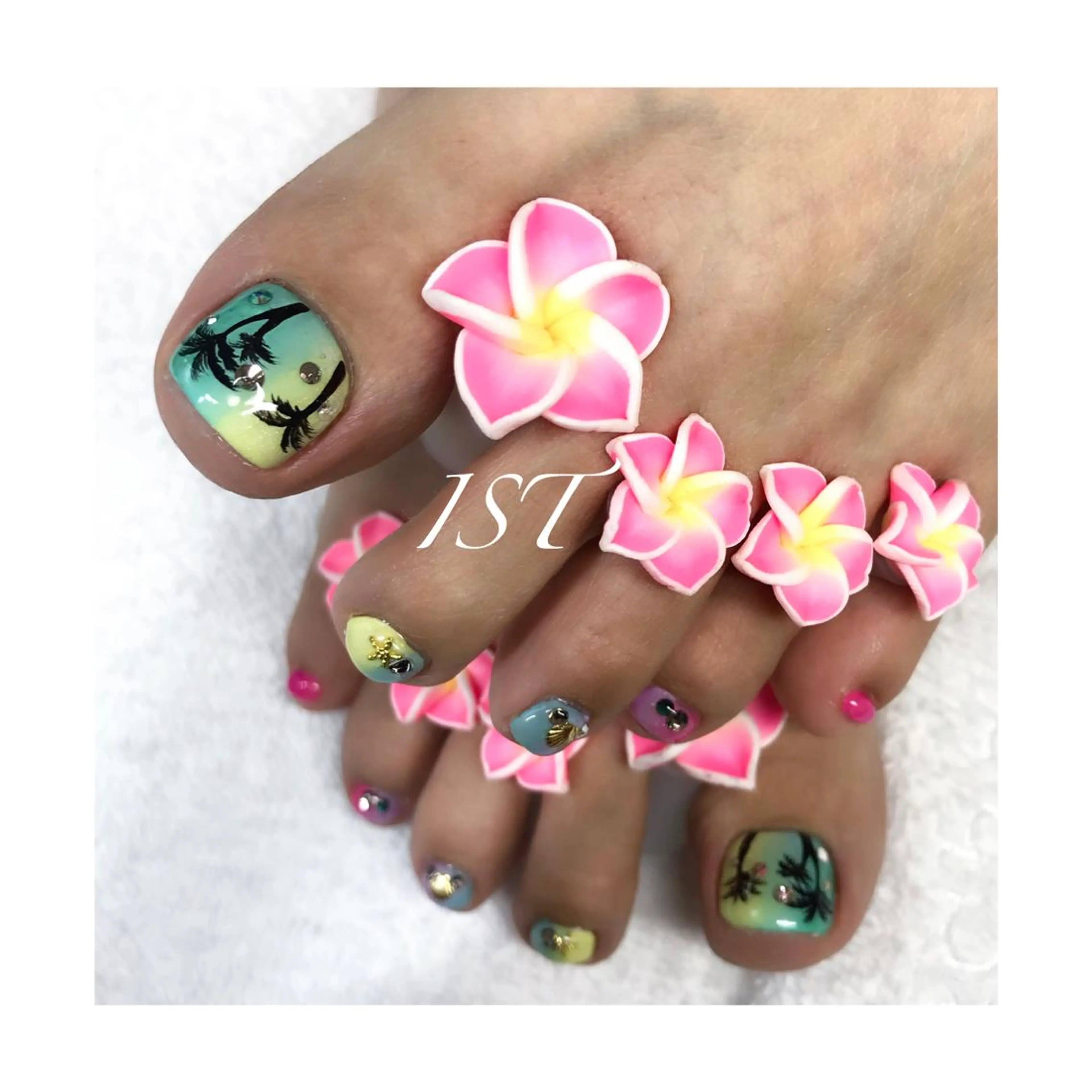 ネイル ストーンネイル メンズ歓迎🙆‍♀️ エステ/ネイルISTのネイルデザイン