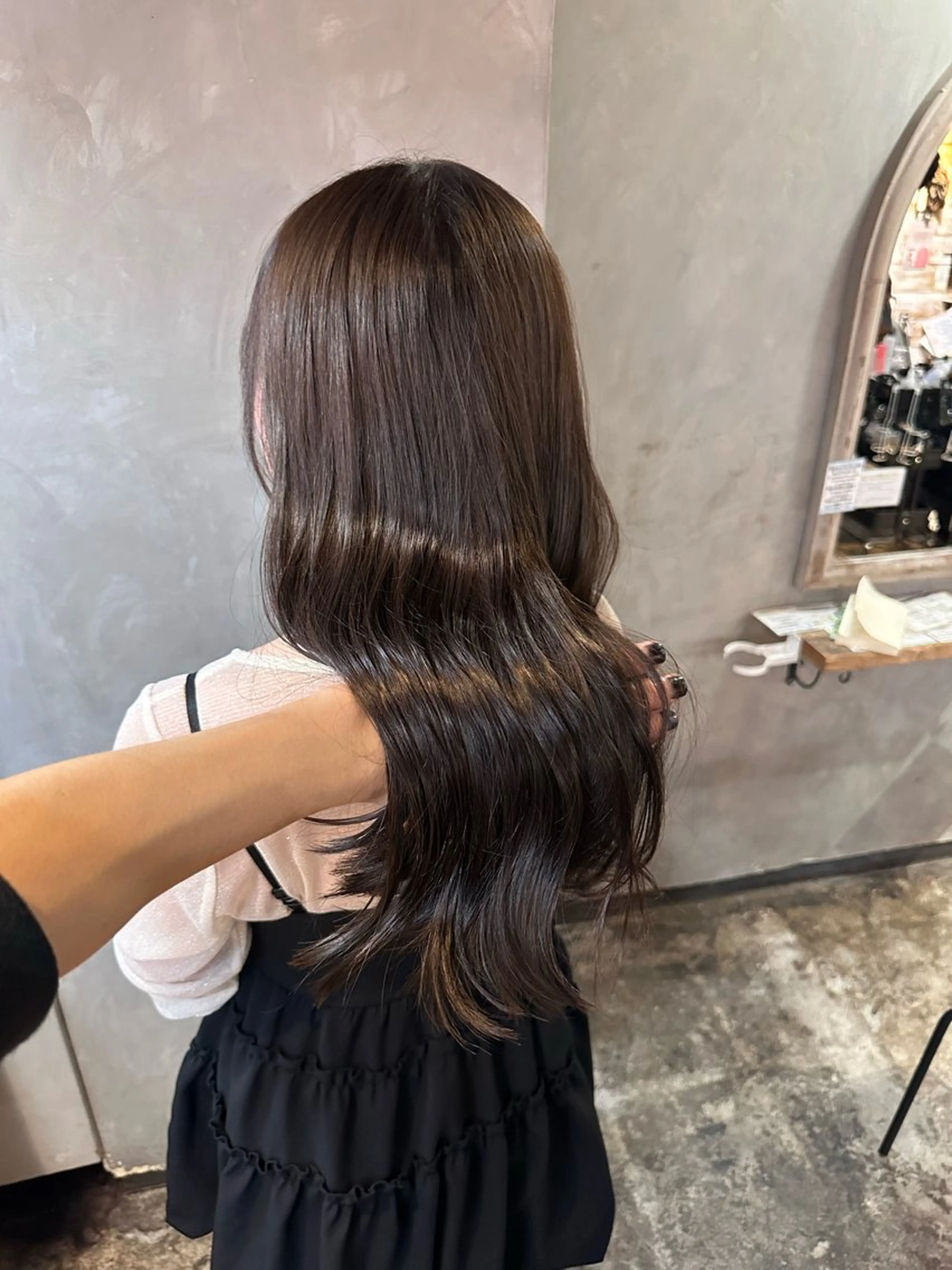 ロング コナカ モエのヘアスタイル