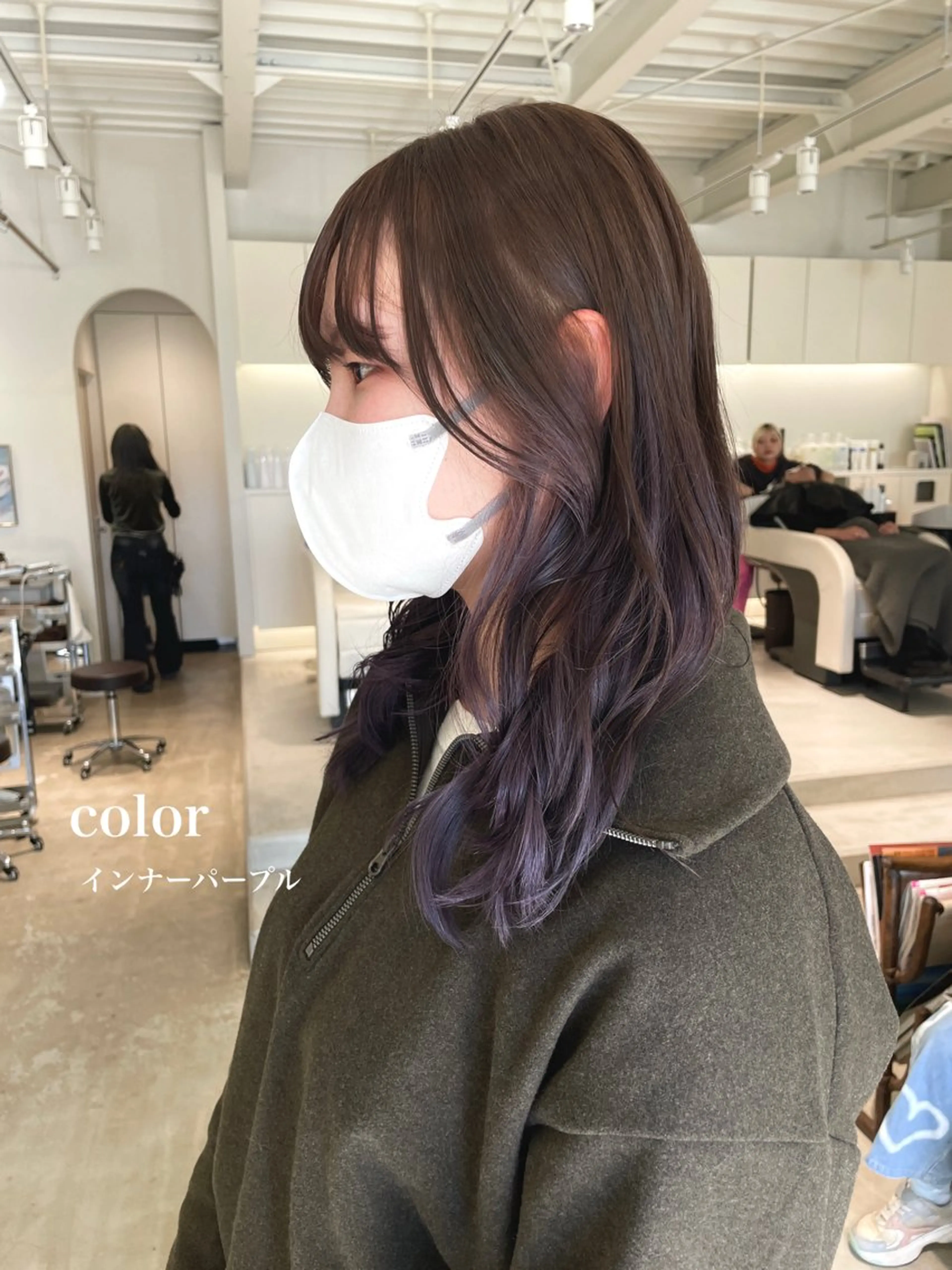 セミロング カラー ブリーチ インナーカラー 峯崎 葵のヘアスタイル
