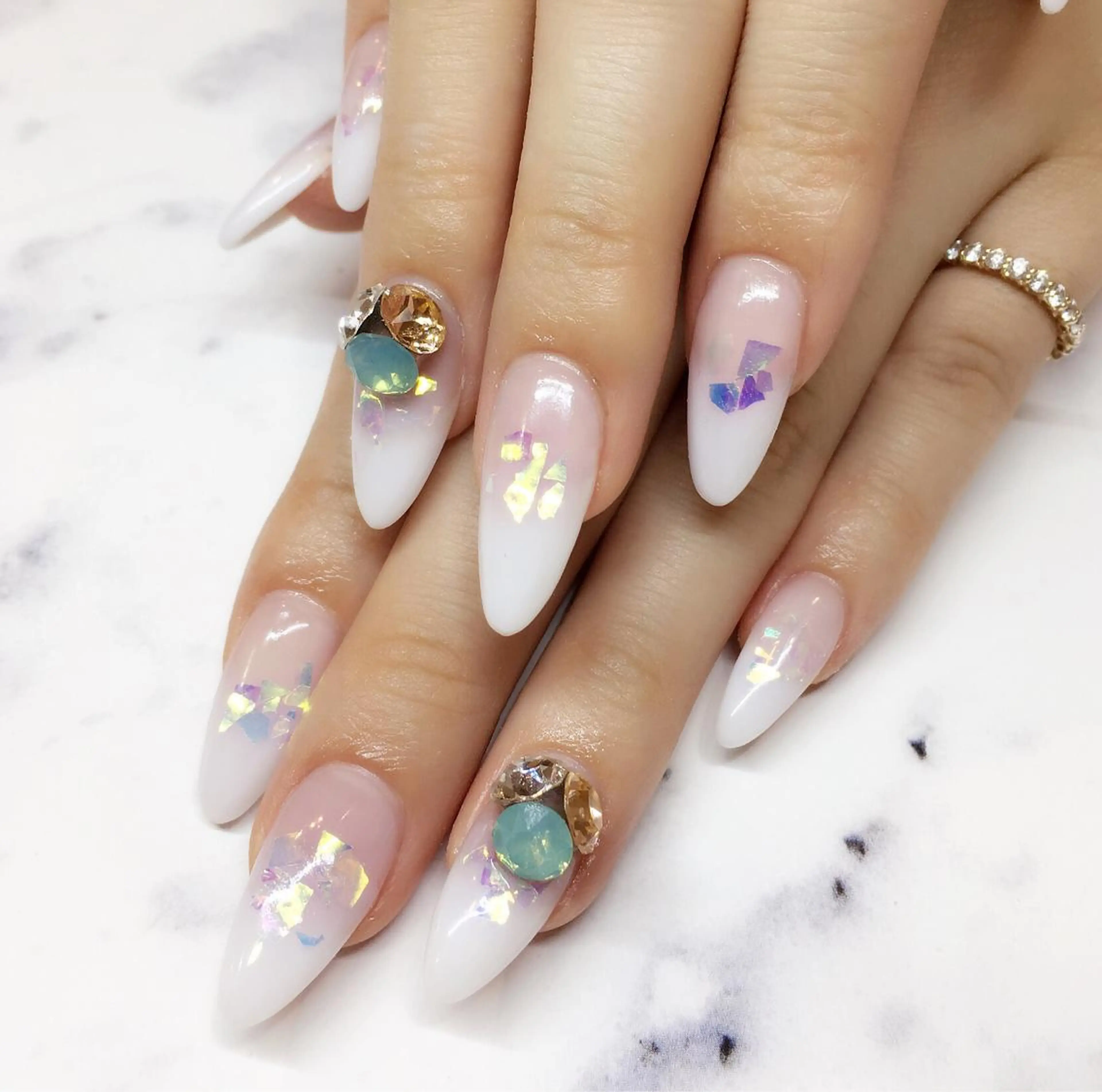 ネイル グラデーション 持ち込み スカルプネイル ストーンネイル ホワイト nail salon Soeurのネイルデザイン